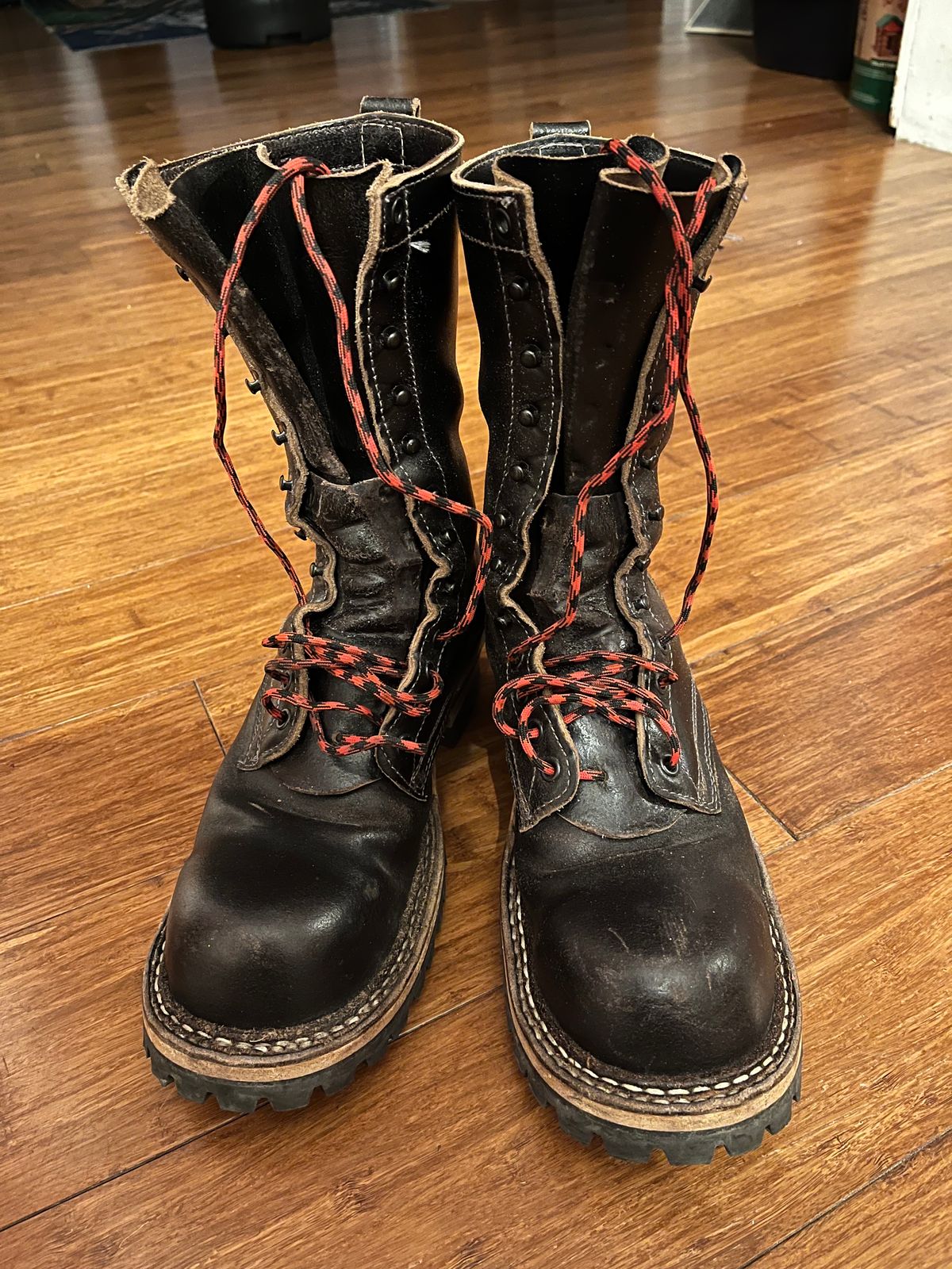 Photo by TurboC12H23 on January 6, 2024 of the White's Smokejumper in Horween Black Waxed Flesh.