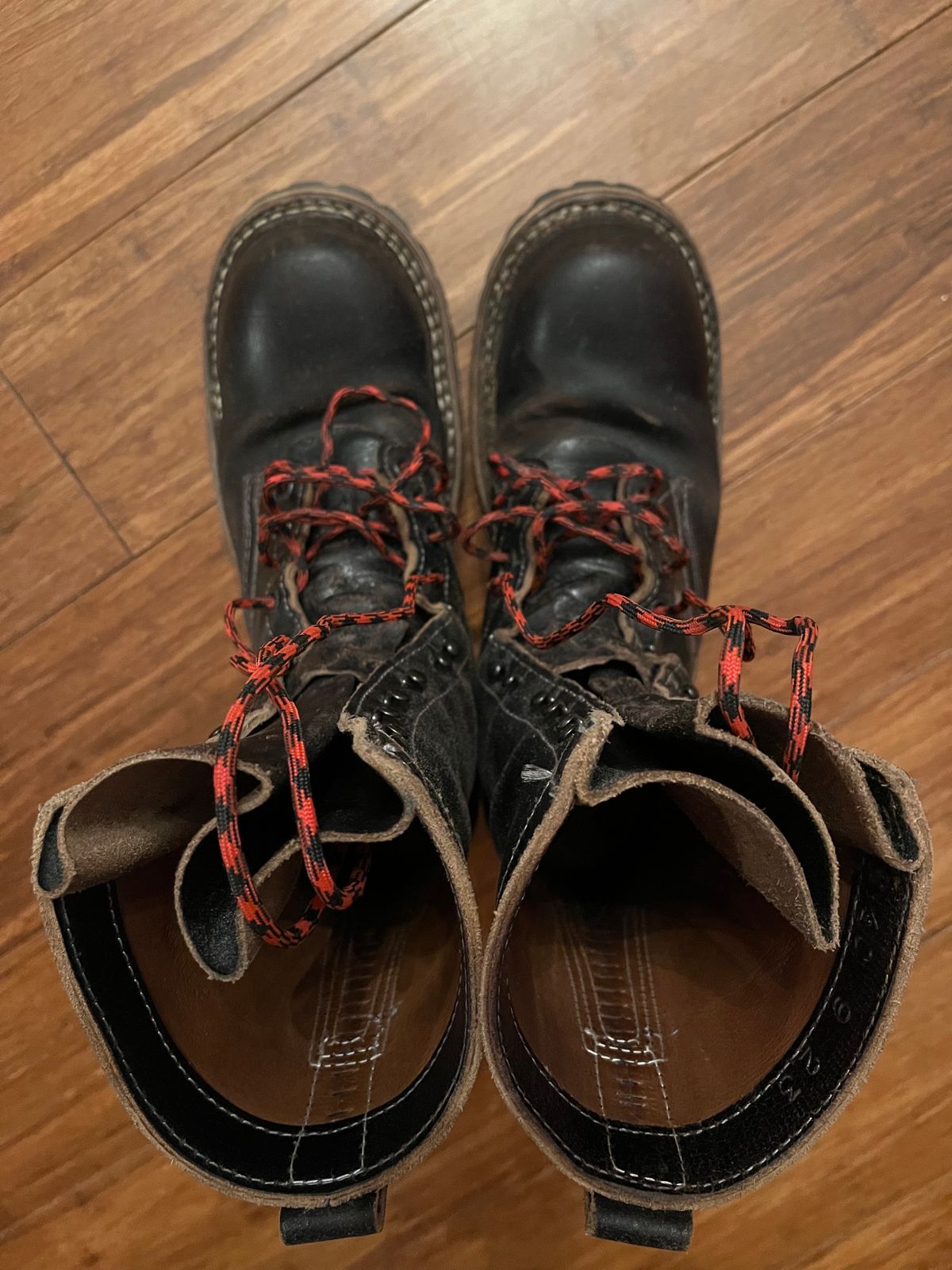 Photo by TurboC12H23 on February 6, 2024 of the White's Smokejumper in Horween Black Waxed Flesh.