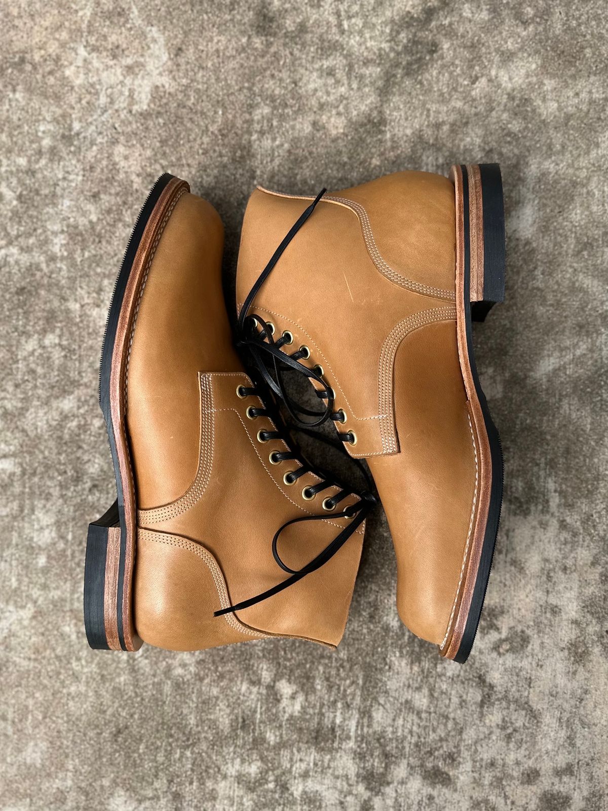 Photo by sononchalant on November 3, 2023 of the New River Boot Boondocker in Horween Moc Latigo.
