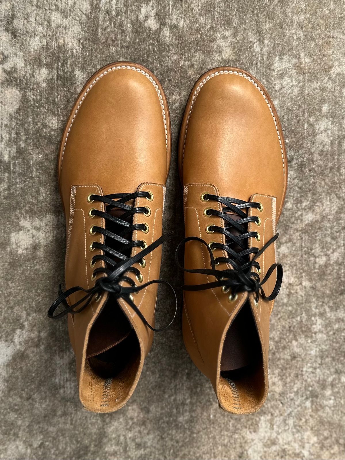 Photo by sononchalant on November 3, 2023 of the New River Boot Boondocker in Horween Moc Latigo.