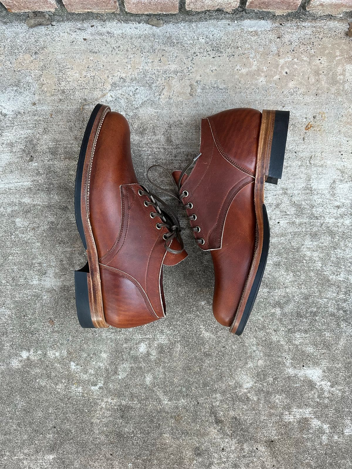 Photo by sononchalant on October 1, 2022 of the Viberg 145 Oxford in Horween Saddle Tan Chromepak.