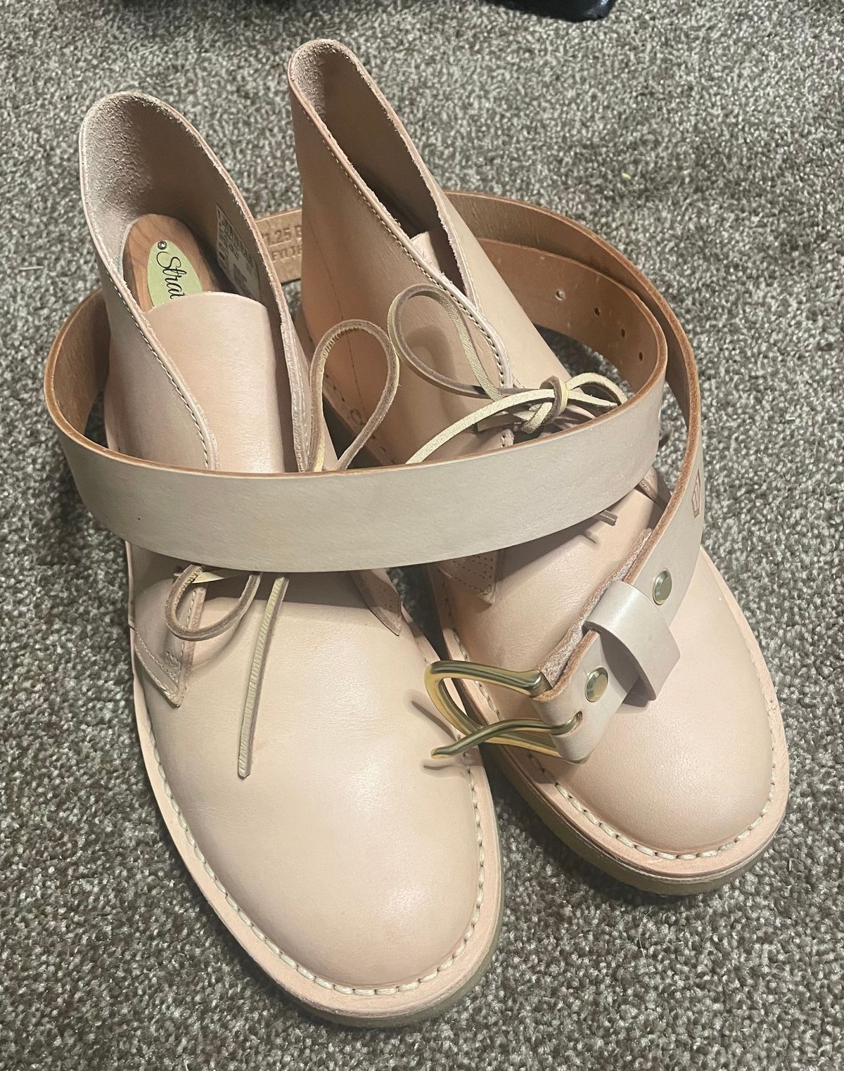 Photo by bluesmandan on October 8, 2025 of the Clarks Desert Boot in Unknown Natural Veg Tan.