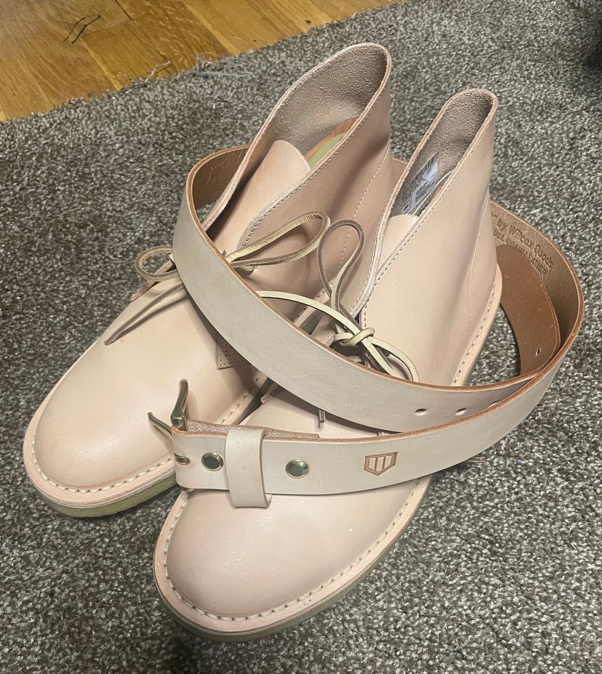 Photo by bluesmandan on October 8, 2025 of the Clarks Desert Boot in Unknown Natural Veg Tan.