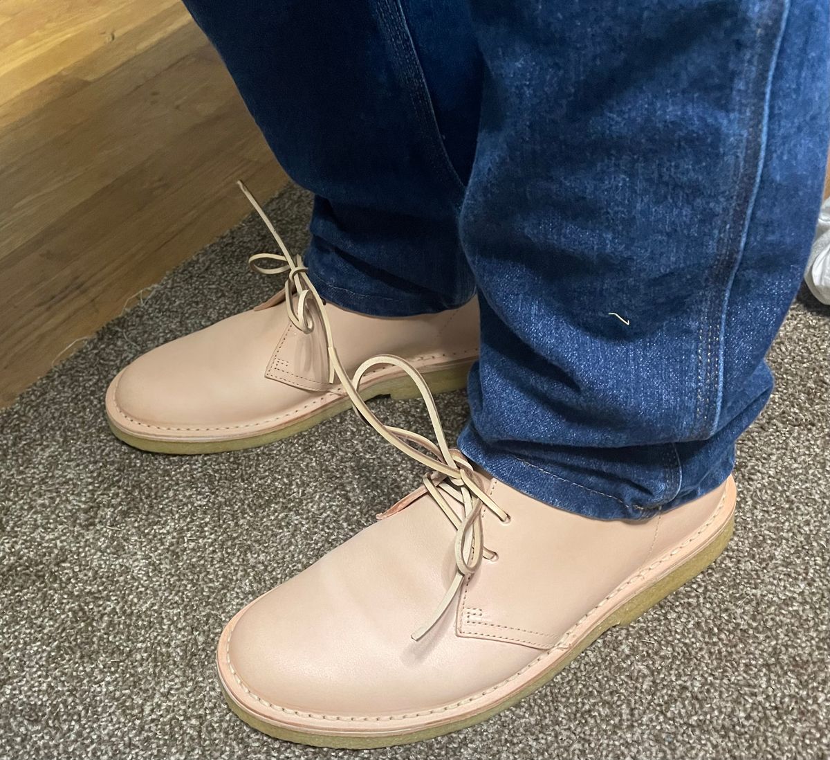 Photo by bluesmandan on October 7, 2025 of the Clarks Desert Boot in Unknown Natural Veg Tan.