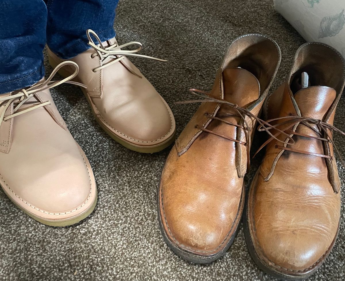Photo by bluesmandan on October 7, 2025 of the Clarks Desert Boot in Unknown Natural Veg Tan.