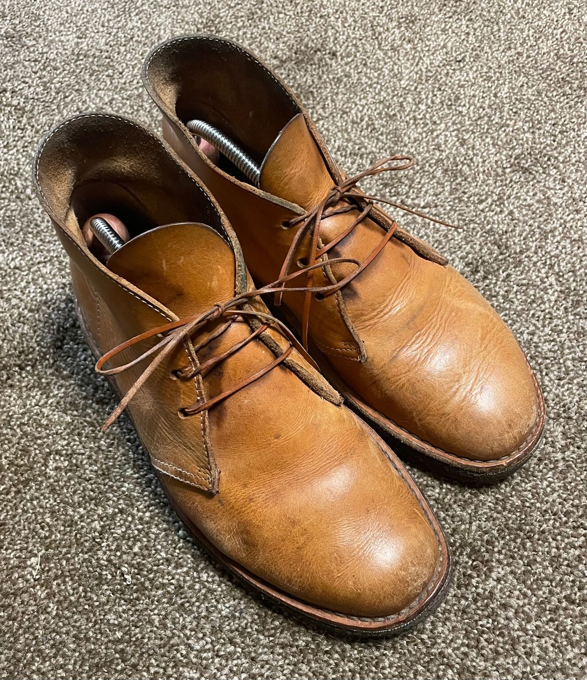 Photo by bluesmandan on October 7, 2025 of the Clarks Desert Boot in Unknown Natural Veg Tan.