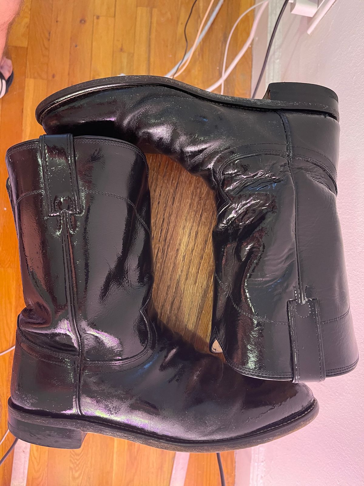 Photo by realtreeroman on January 5, 2023 of the Justin Jackson in Black Kipskin.