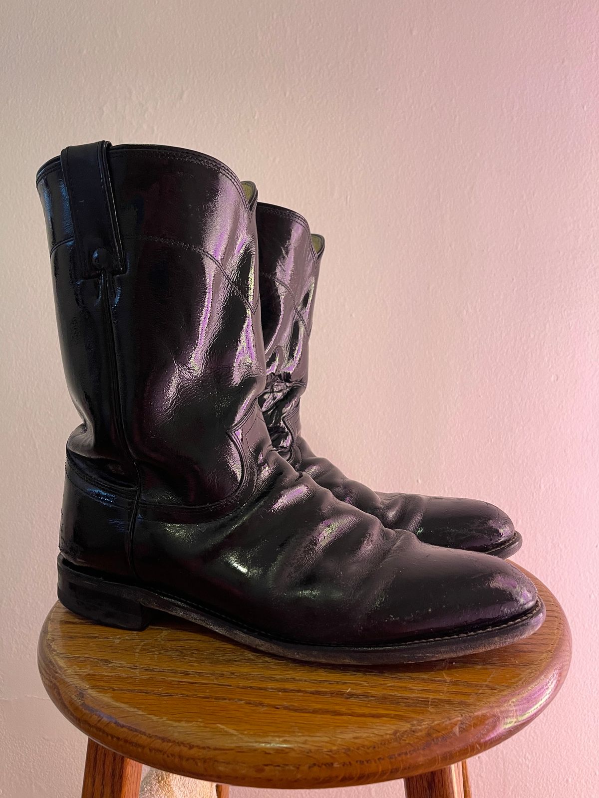 Photo by realtreeroman on January 5, 2023 of the Justin Jackson in Black Kipskin.