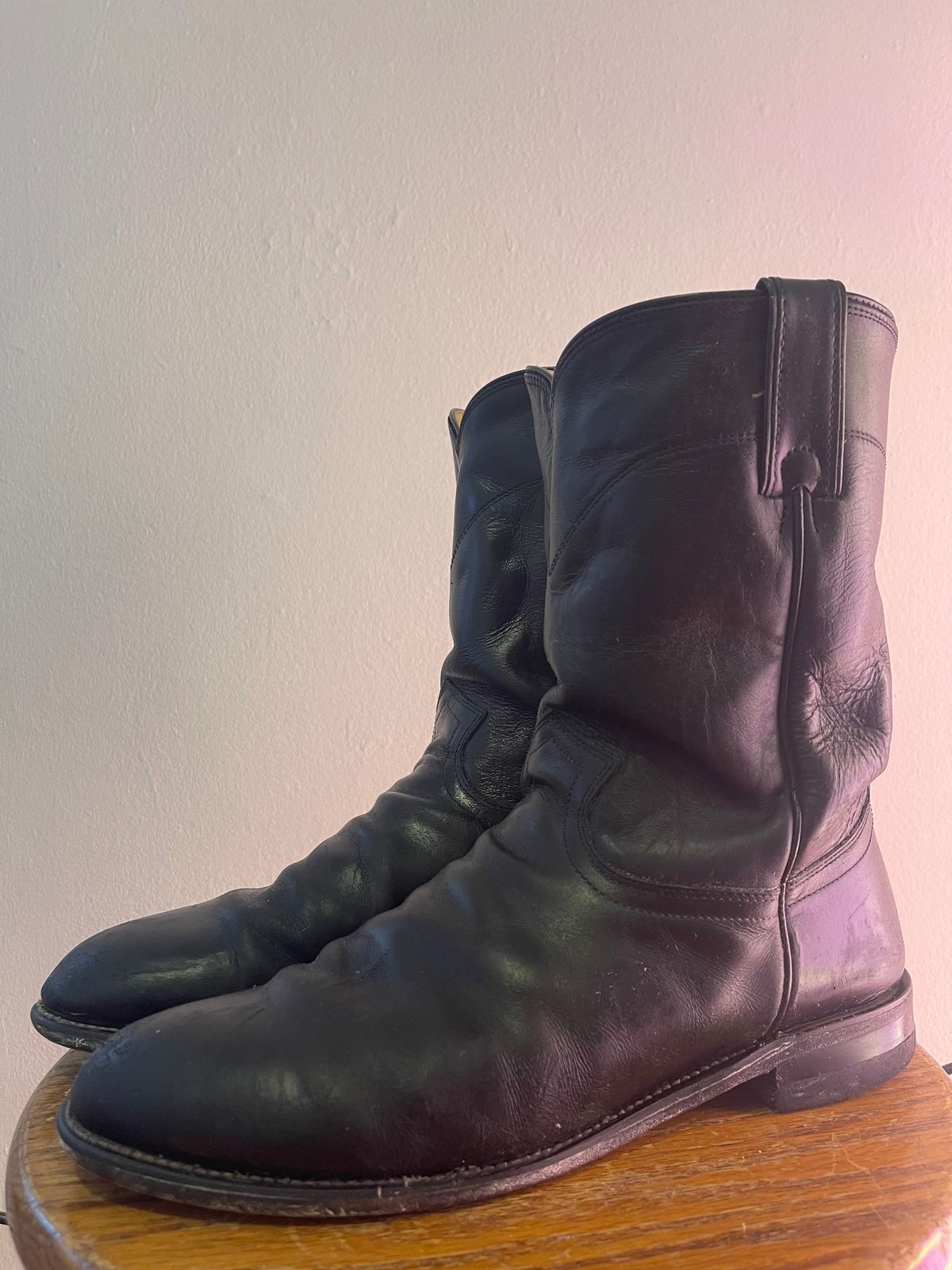 Photo by realtreeroman on February 5, 2023 of the Justin Jackson in Black Kipskin.