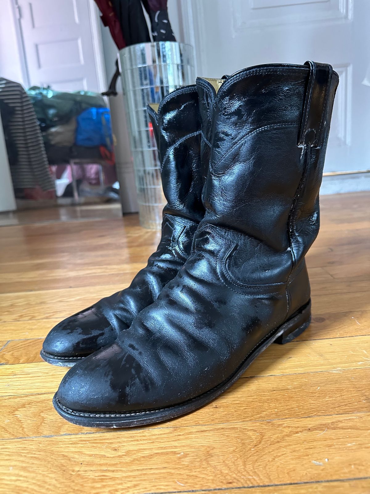 Photo by realtreeroman on March 2, 2023 of the Justin Jackson in Black Kipskin.