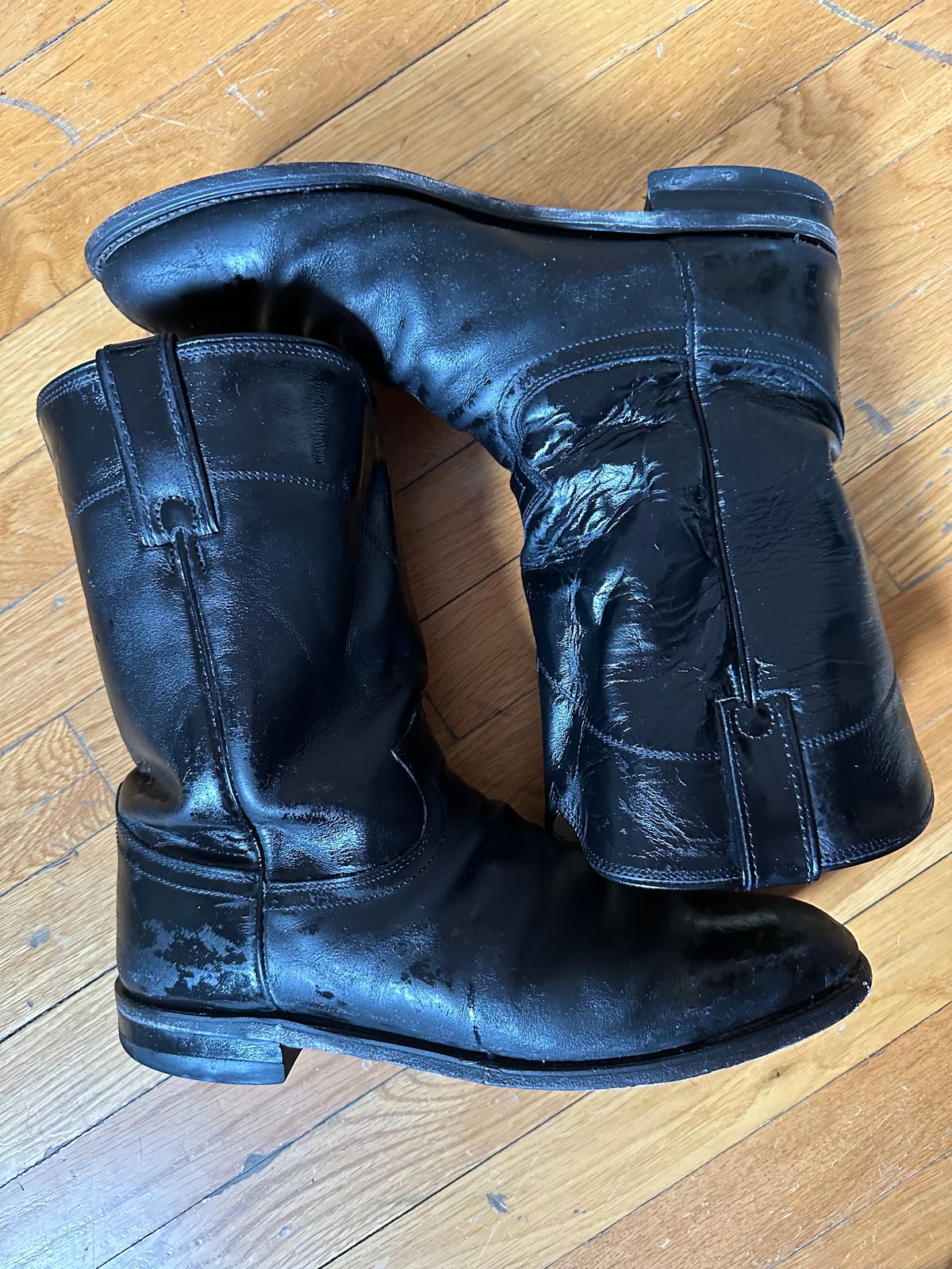 Photo by realtreeroman on March 2, 2023 of the Justin Jackson in Black Kipskin.