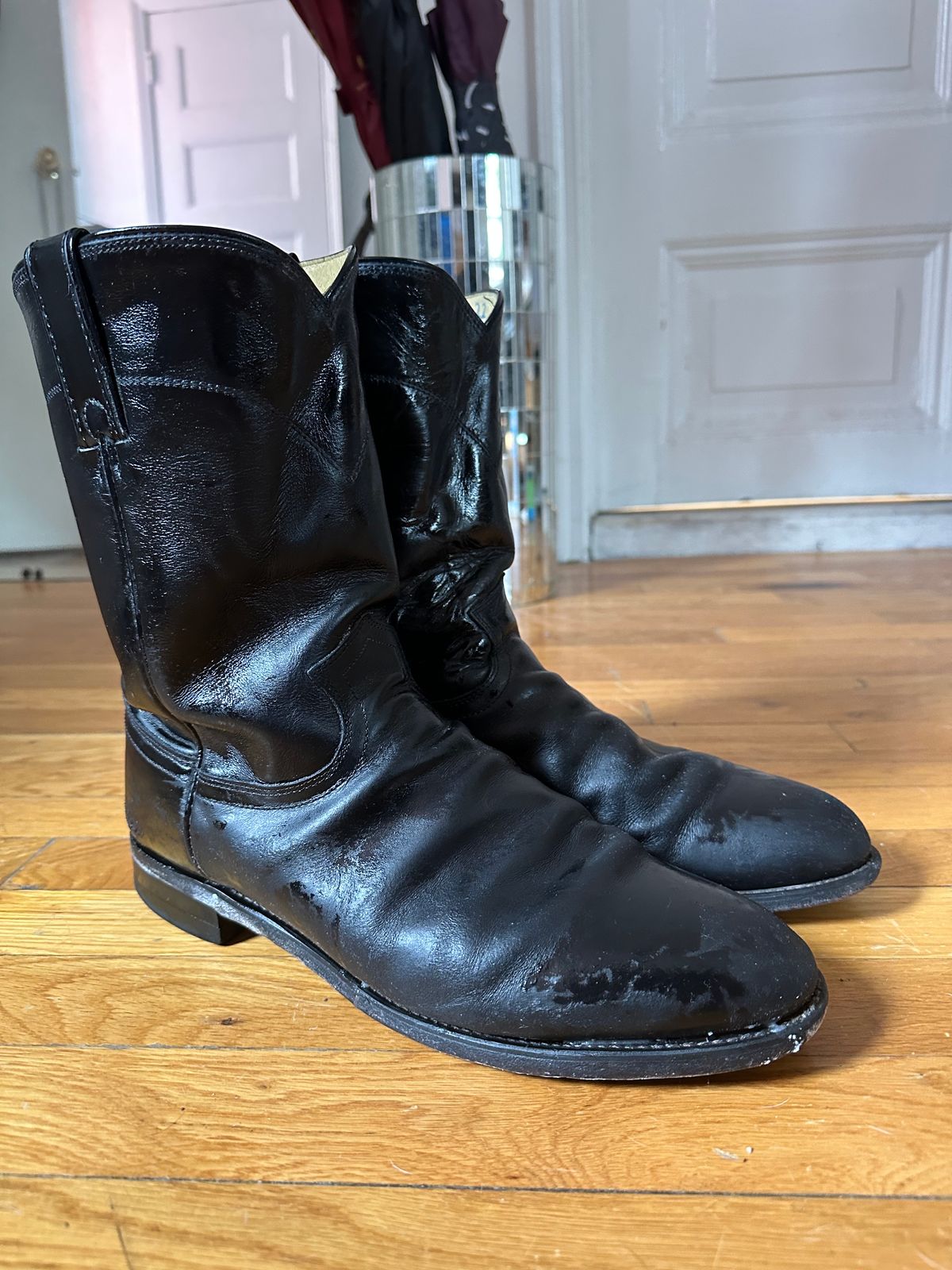 Photo by realtreeroman on March 2, 2023 of the Justin Jackson in Black Kipskin.