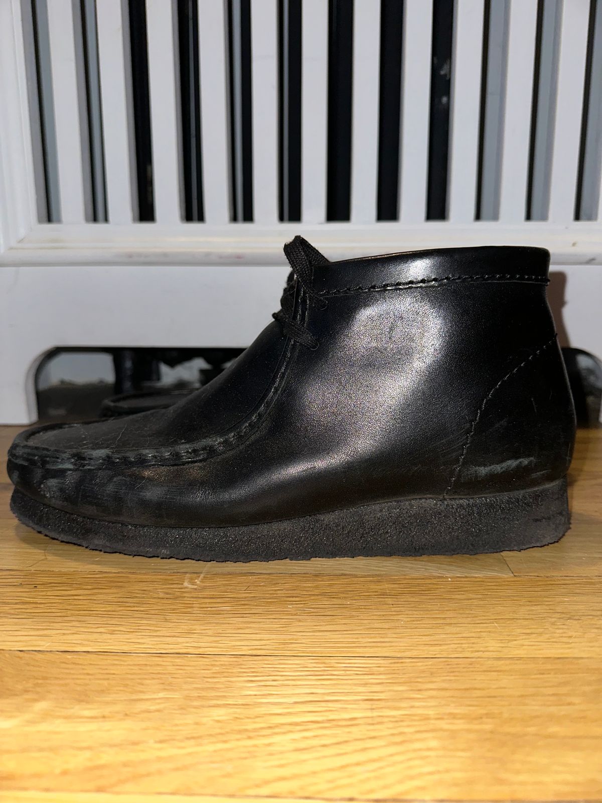 Photo by realtreeroman on December 5, 2023 of the Clarks Wallabee Boot in Unknown Leather.
