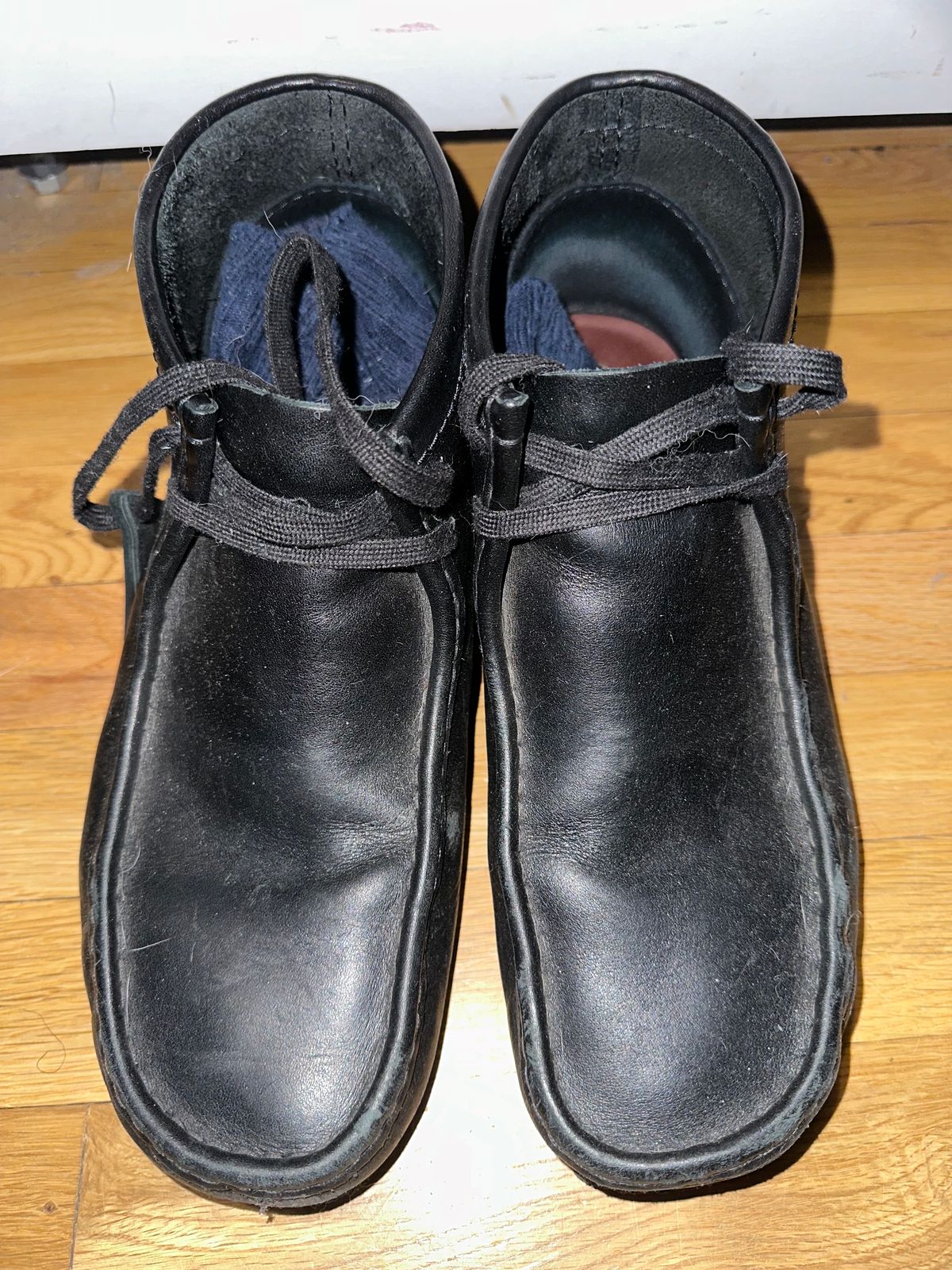 Photo by realtreeroman on December 5, 2023 of the Clarks Wallabee Boot in Unknown Leather.