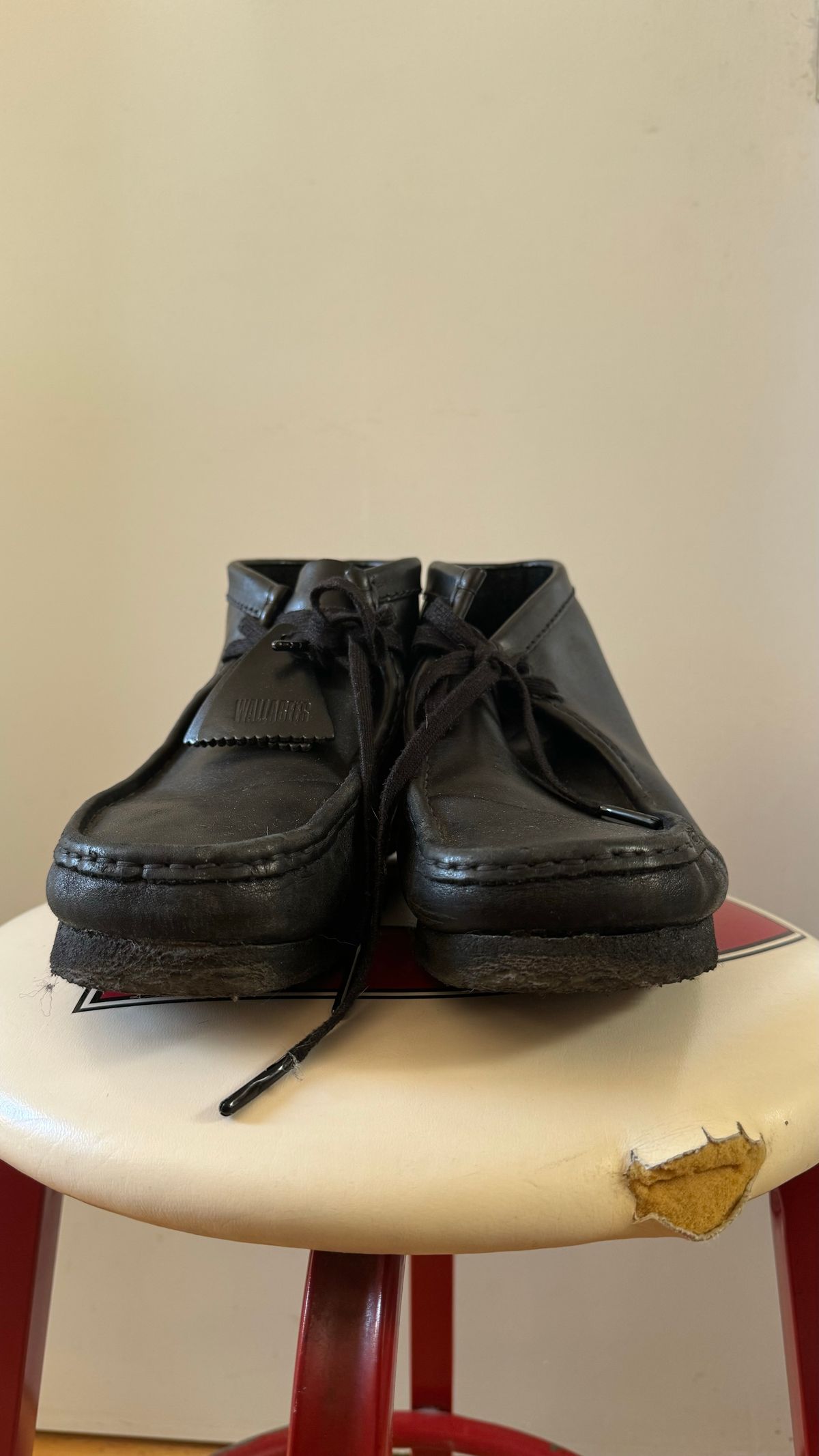 Photo by realtreeroman on January 5, 2024 of the Clarks Wallabee Boot in Unknown Leather.