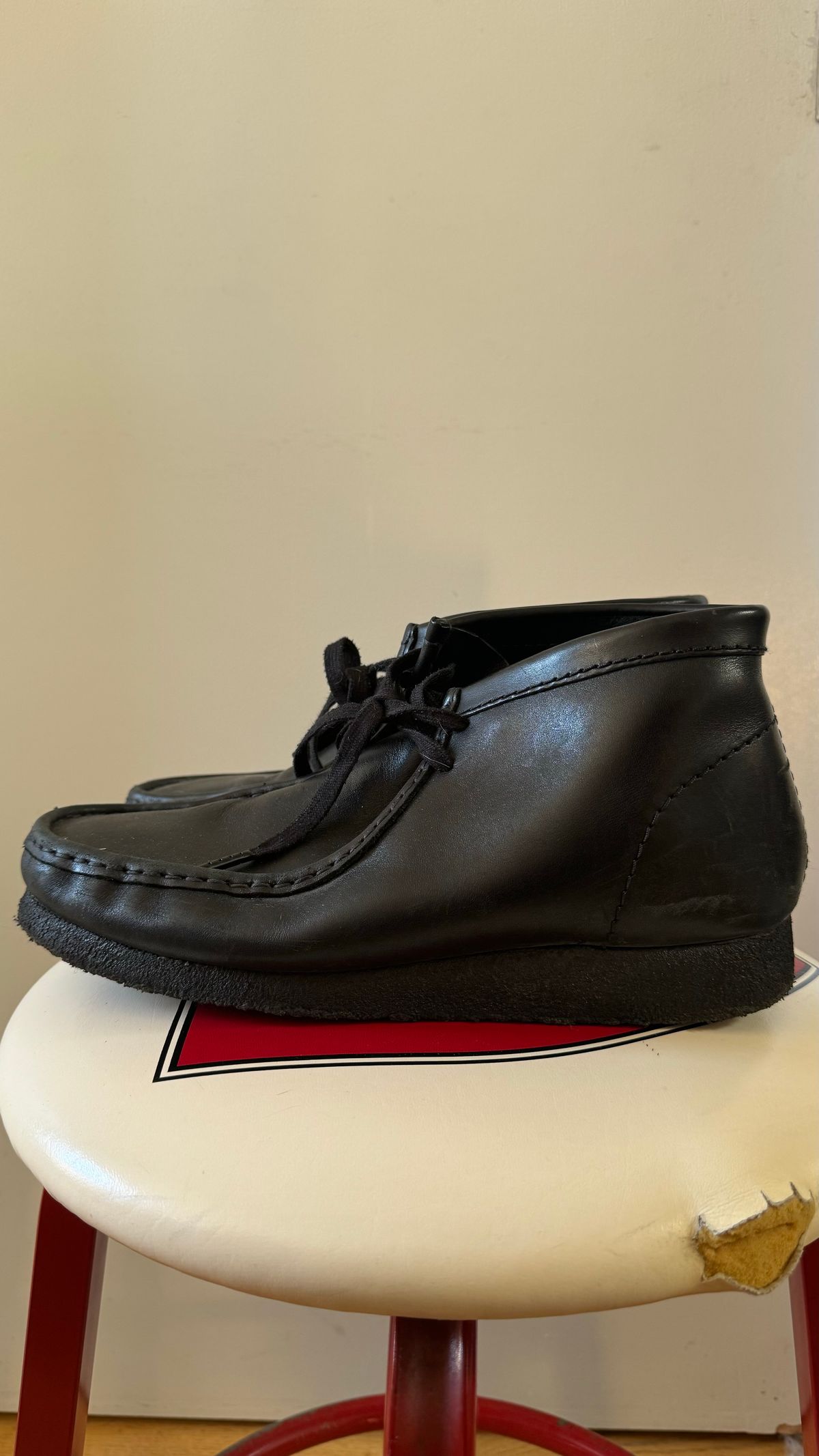 Photo by realtreeroman on January 5, 2024 of the Clarks Wallabee Boot in Unknown Leather.