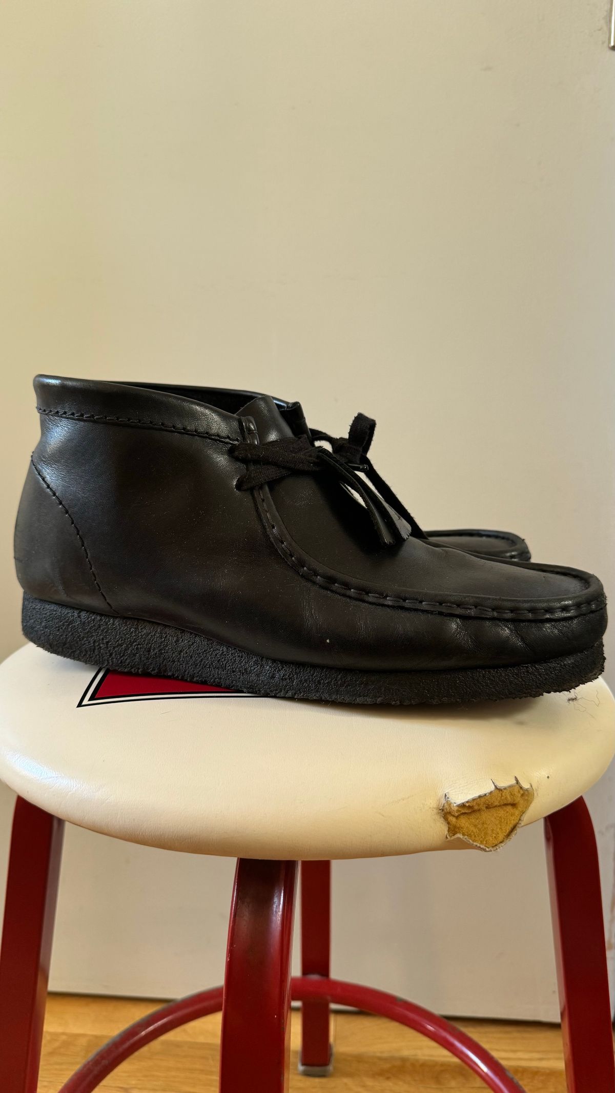 Photo by realtreeroman on January 5, 2024 of the Clarks Wallabee Boot in Unknown Leather.