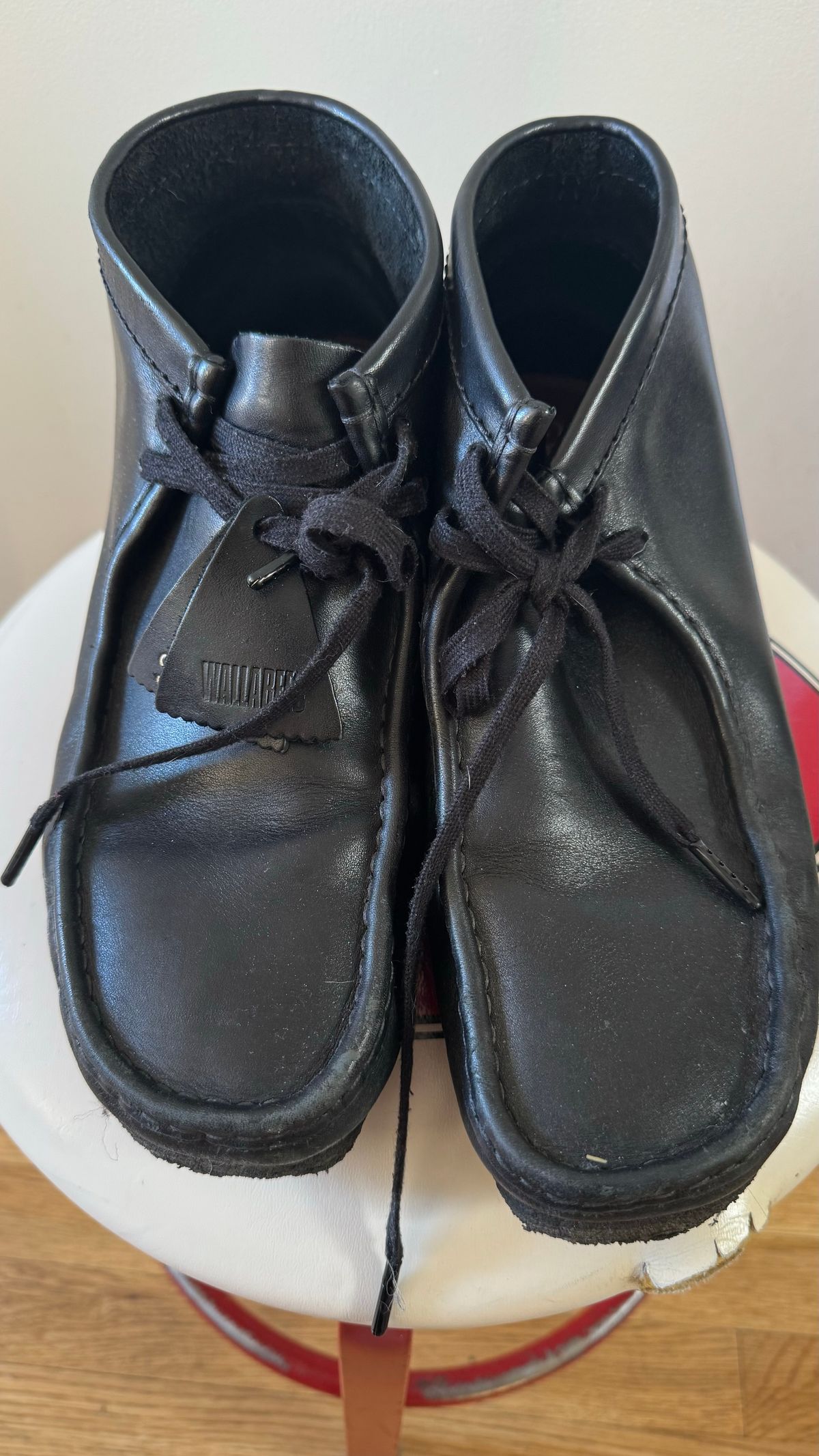 Photo by realtreeroman on January 5, 2024 of the Clarks Wallabee Boot in Unknown Leather.