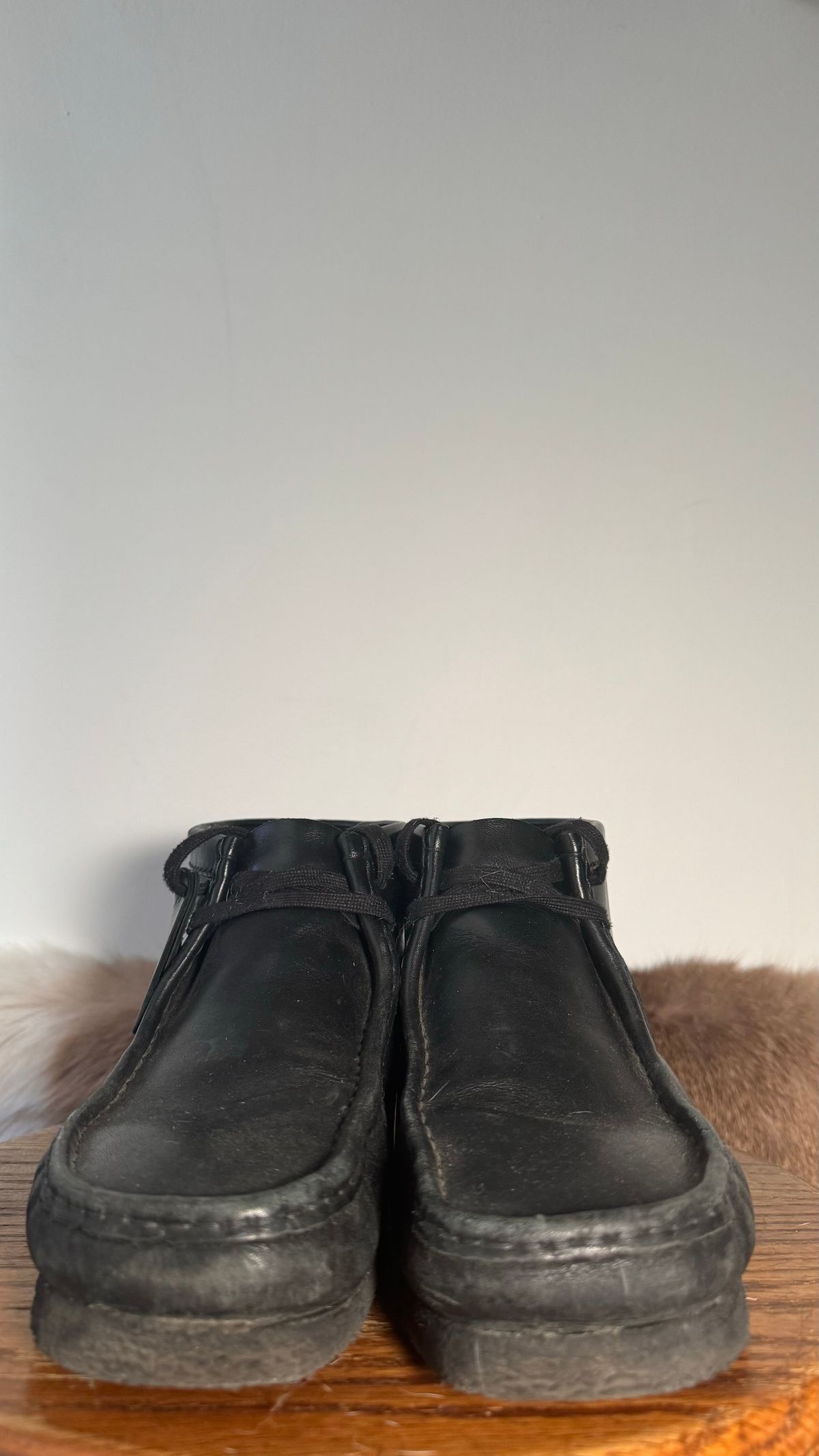 Photo by realtreeroman on February 4, 2024 of the Clarks Wallabee Boot in Unknown Leather.