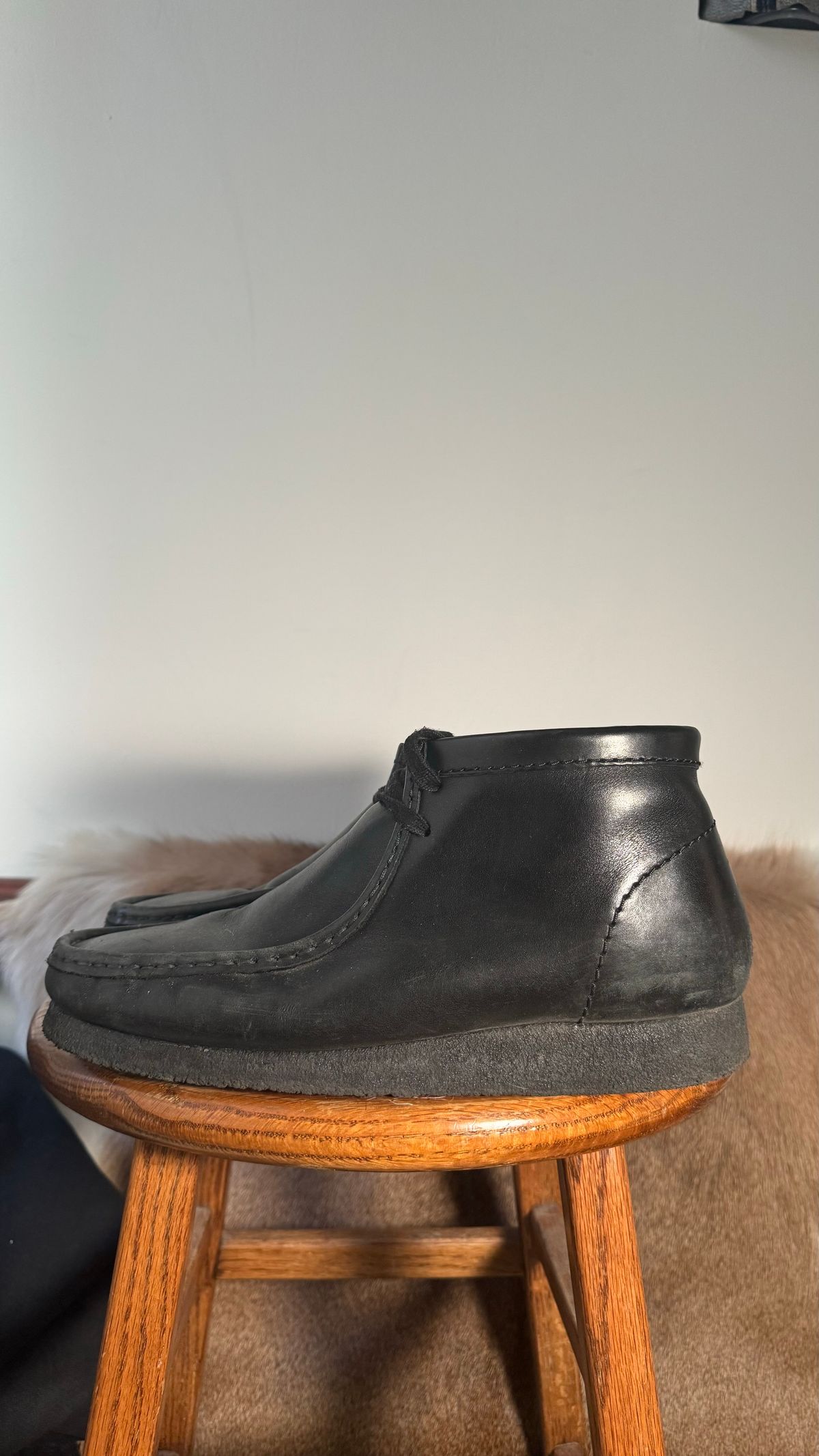 Photo by realtreeroman on February 4, 2024 of the Clarks Wallabee Boot in Unknown Leather.