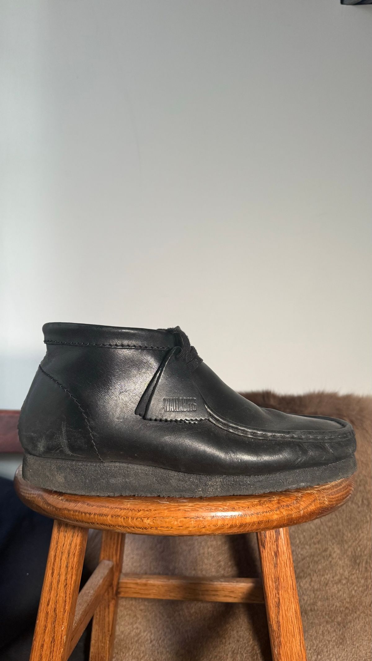 Photo by realtreeroman on February 4, 2024 of the Clarks Wallabee Boot in Unknown Leather.