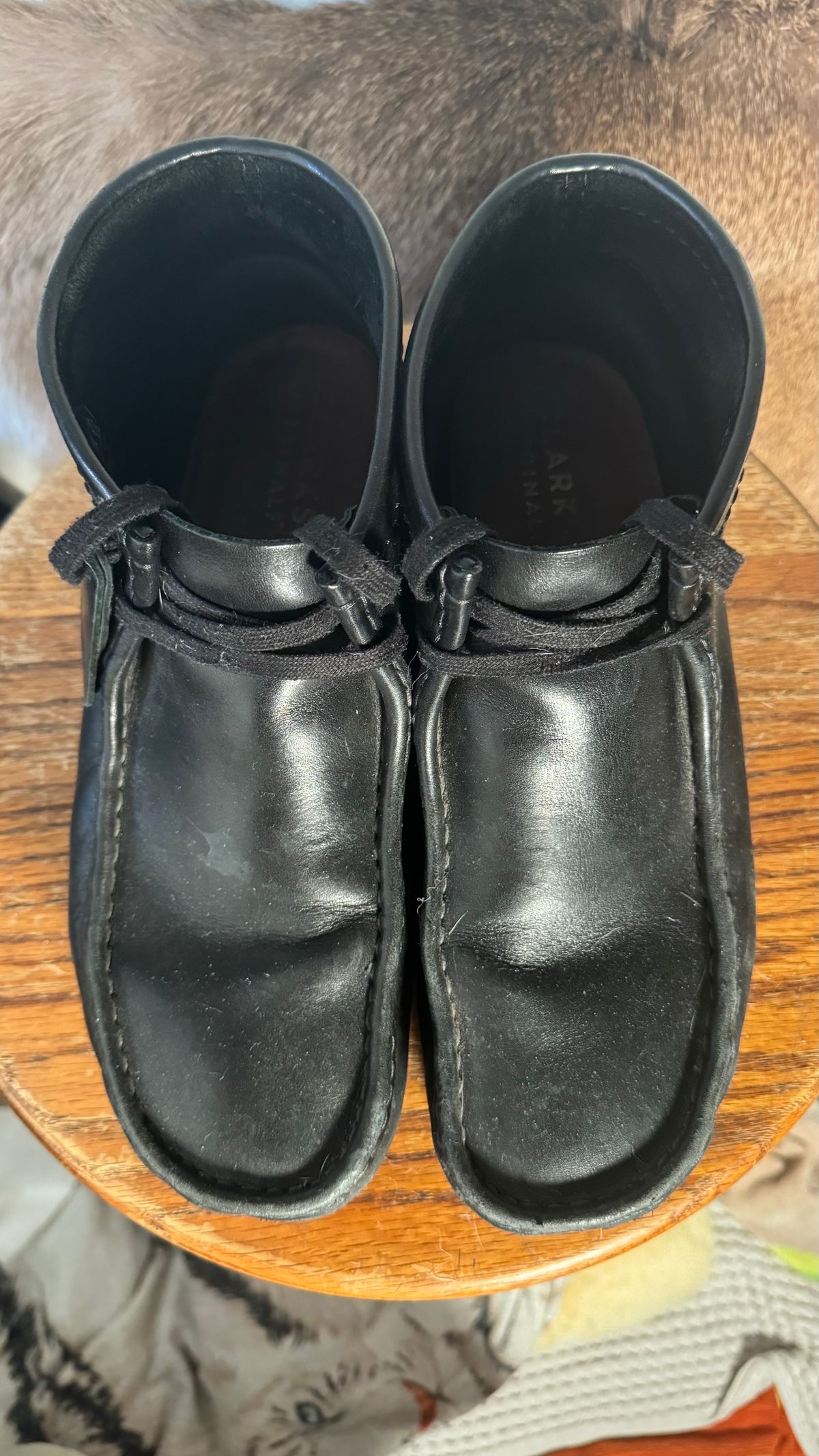 Photo by realtreeroman on February 4, 2024 of the Clarks Wallabee Boot in Unknown Leather.