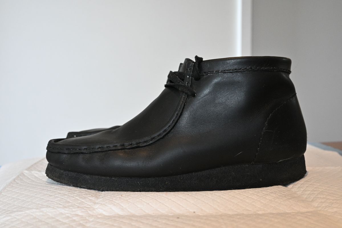 Photo by realtreeroman on April 5, 2024 of the Clarks Wallabee Boot in Unknown Leather.