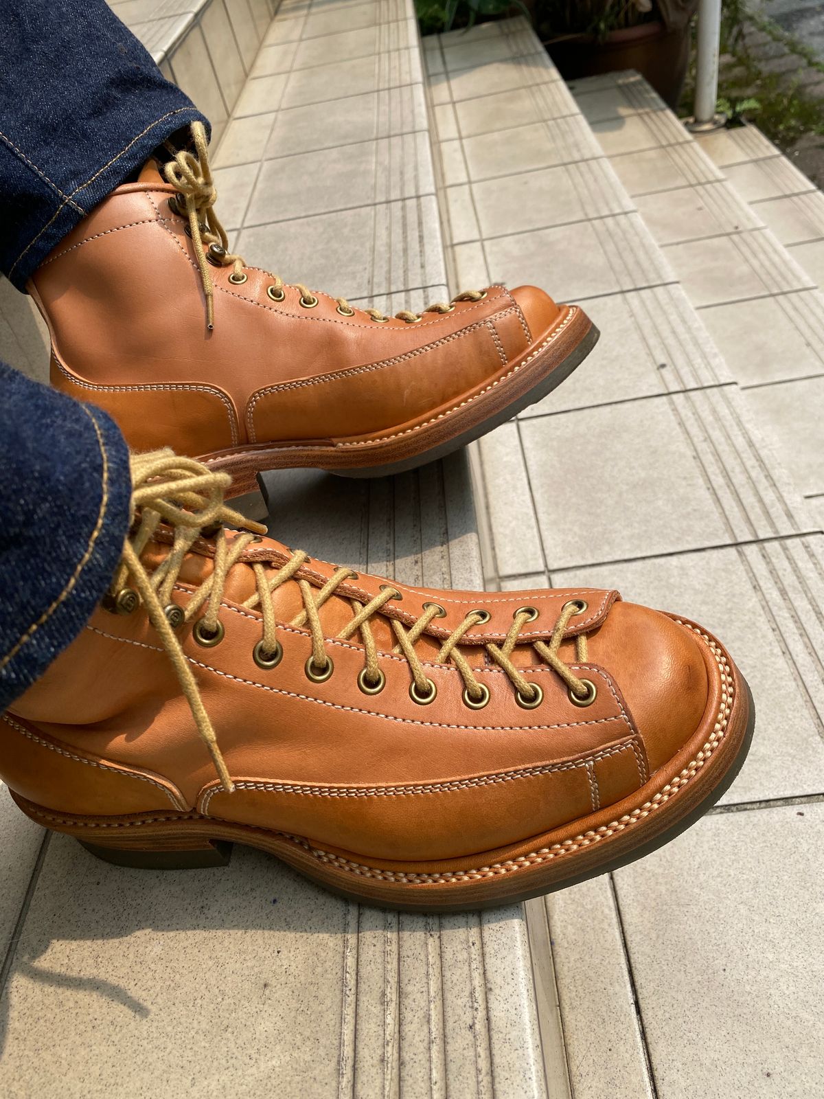 Photo by mk_alexchong on October 7, 2023 of the Flame Panda Monkey Boot in Tochigi Natural Cowhide & Maryam Natural Horsebutt.