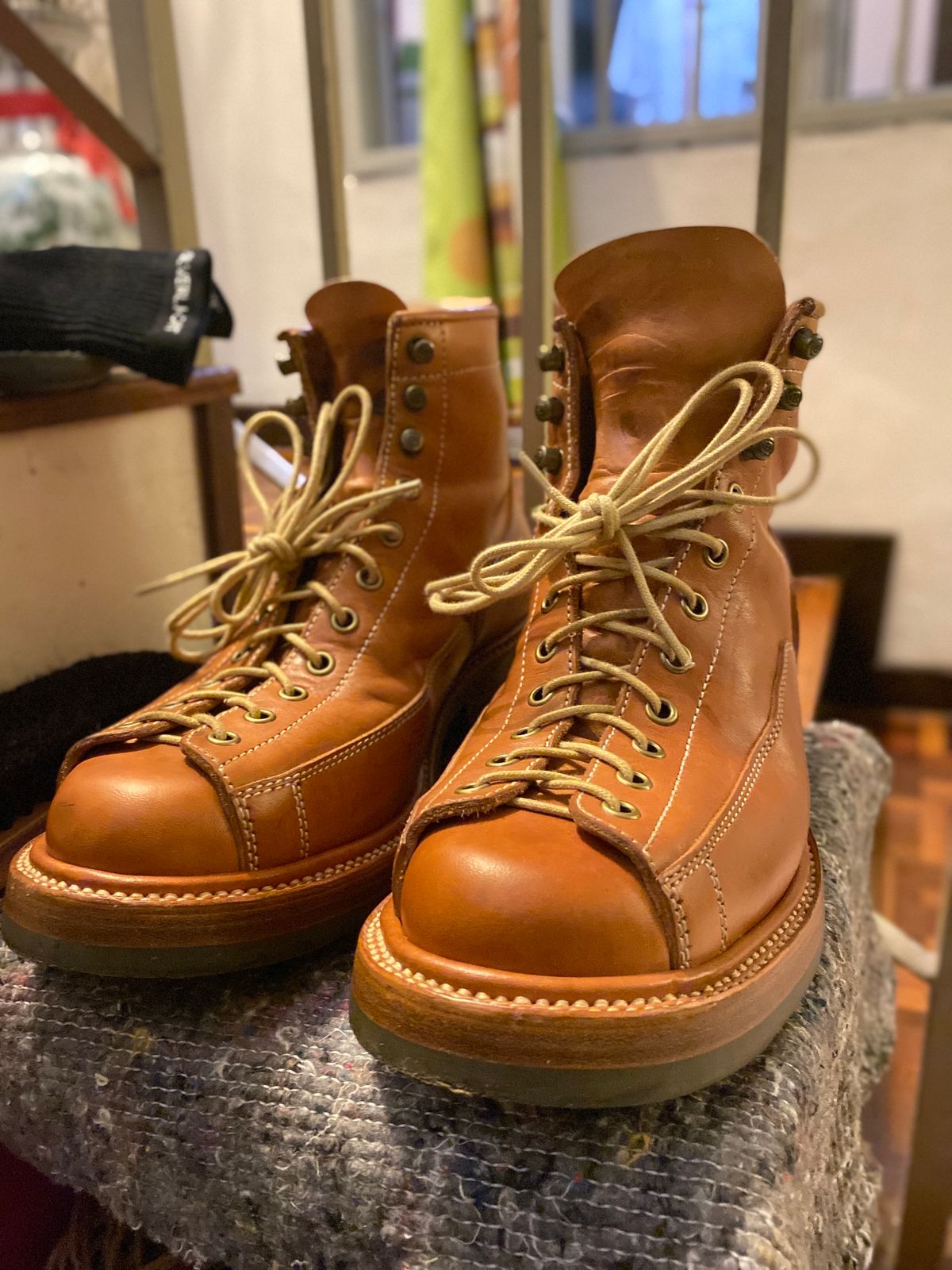 Photo by mk_alexchong on October 24, 2023 of the Flame Panda Monkey Boot in Tochigi Natural Cowhide & Maryam Natural Horsebutt.