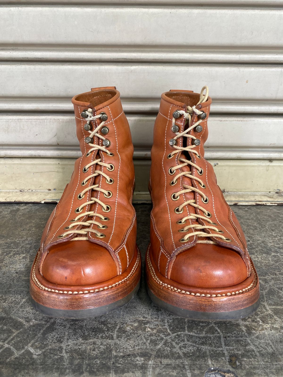 Photo by mk_alexchong on December 1, 2023 of the Flame Panda Monkey Boot in Tochigi Natural Cowhide & Maryam Natural Horsebutt.