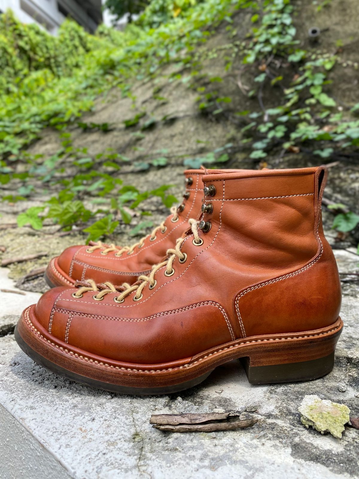 Photo by mk_alexchong on January 1, 2024 of the Flame Panda Monkey Boot in Tochigi Natural Cowhide & Maryam Natural Horsebutt.