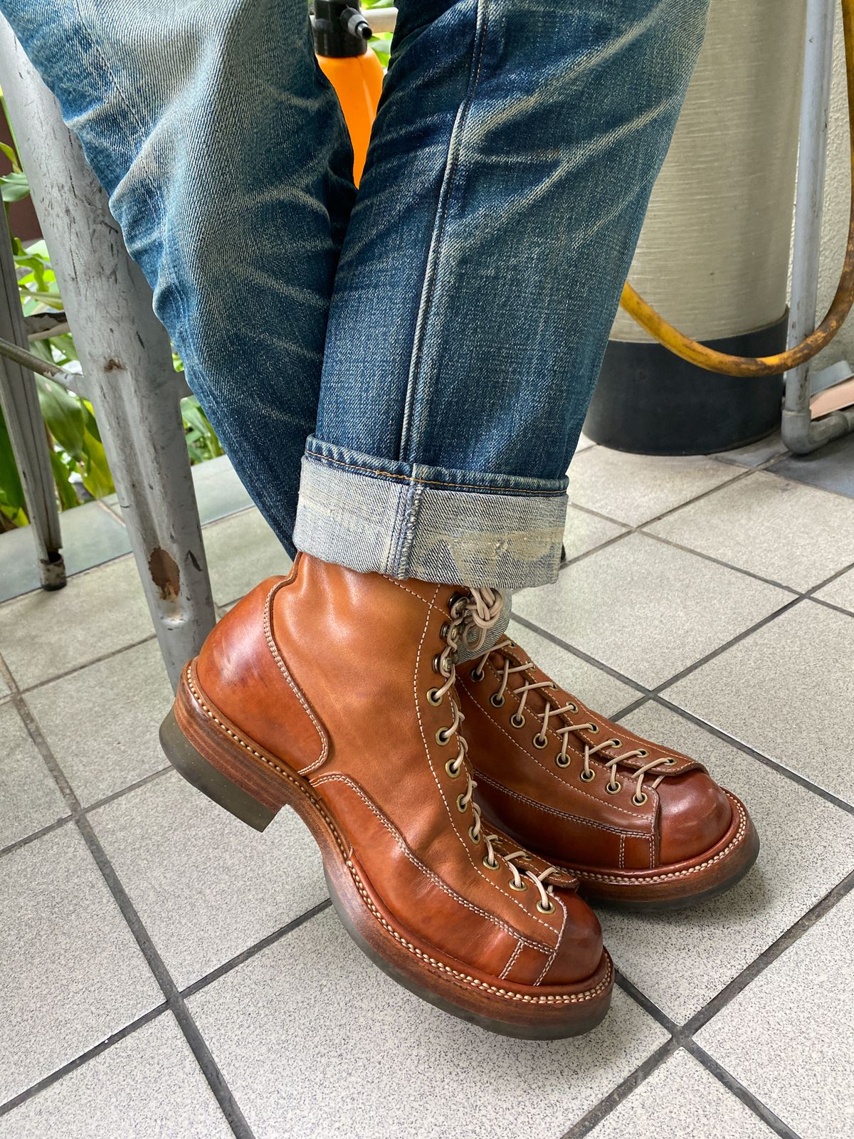 Photo by mk_alexchong on January 12, 2024 of the Flame Panda Monkey Boot in Tochigi Natural Cowhide & Maryam Natural Horsebutt.