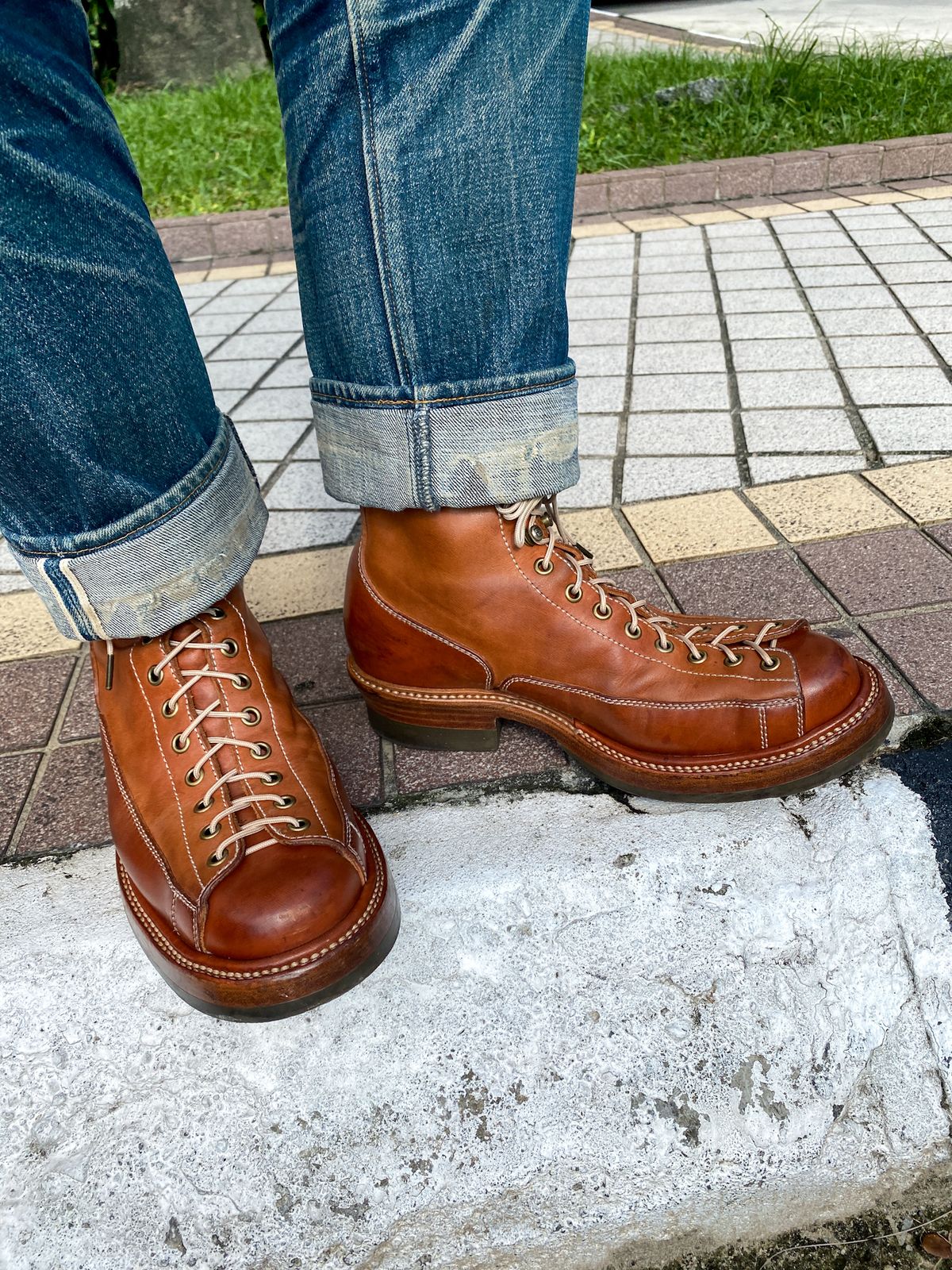 Photo by mk_alexchong on January 25, 2024 of the Flame Panda Monkey Boot in Tochigi Natural Cowhide & Maryam Natural Horsebutt.
