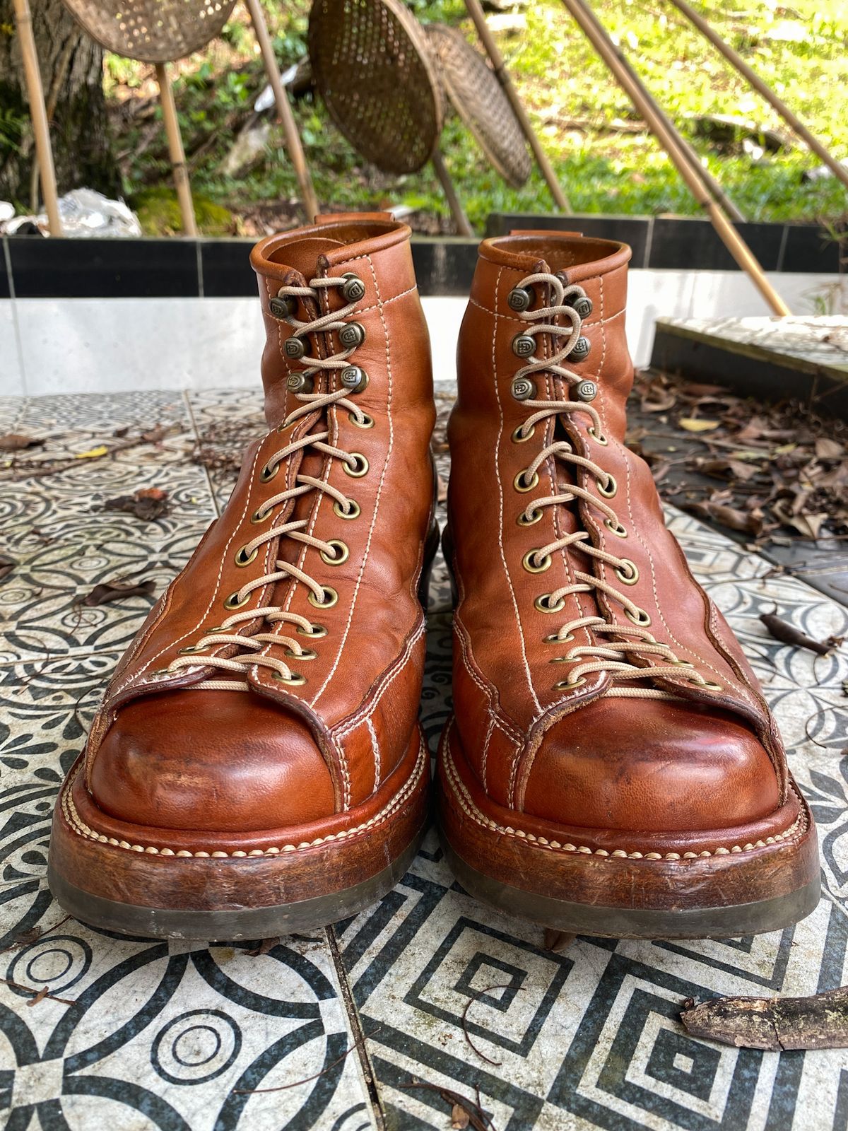 Photo by mk_alexchong on March 1, 2024 of the Flame Panda Monkey Boot in Tochigi Natural Cowhide & Maryam Natural Horsebutt.