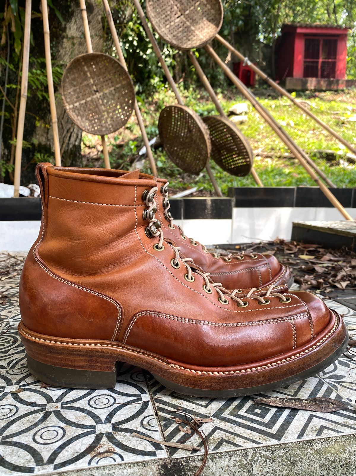 Photo by mk_alexchong on March 1, 2024 of the Flame Panda Monkey Boot in Tochigi Natural Cowhide & Maryam Natural Horsebutt.