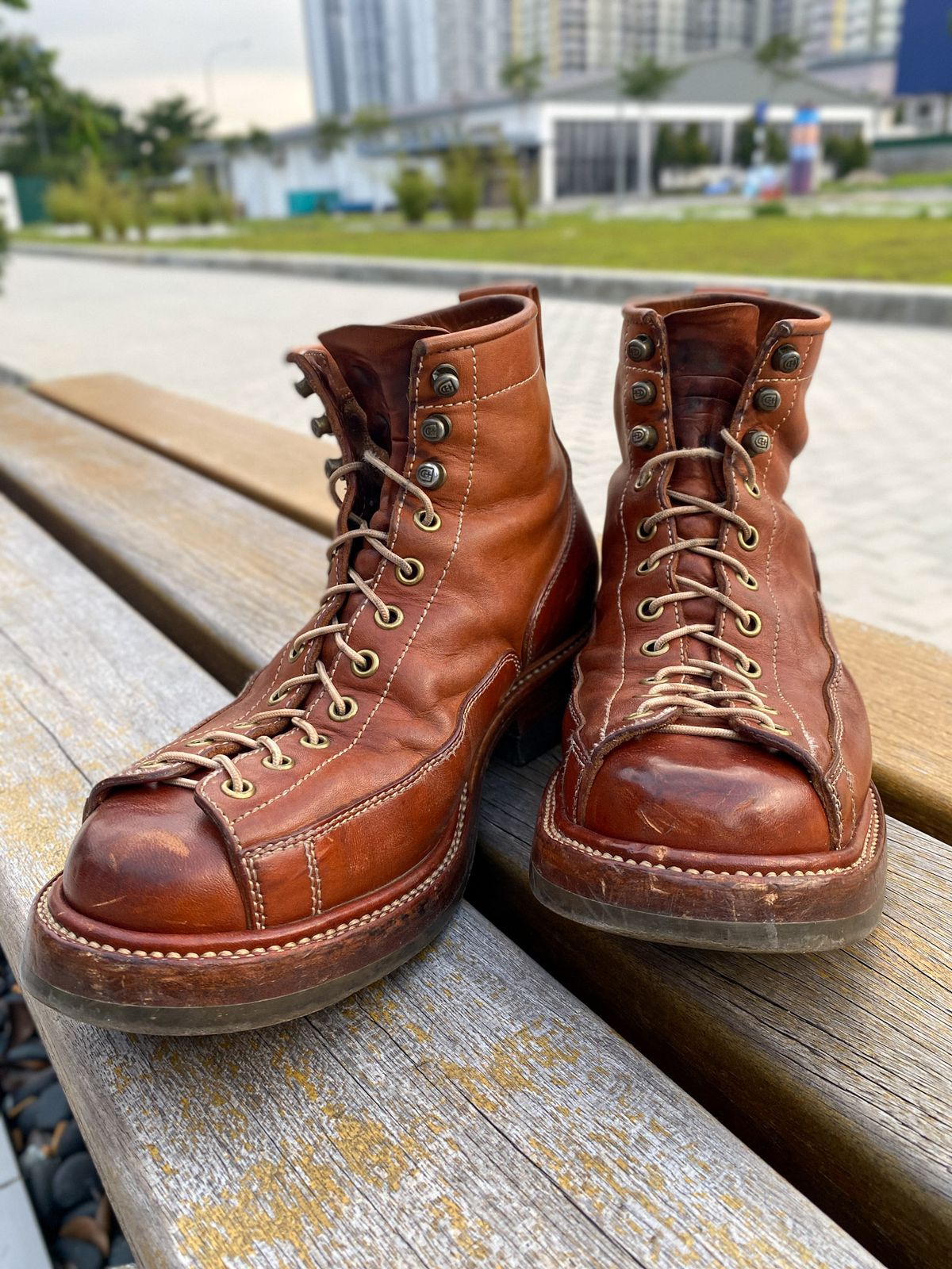 Photo by mk_alexchong on May 14, 2024 of the Flame Panda Monkey Boot in Tochigi Natural Cowhide & Maryam Natural Horsebutt.