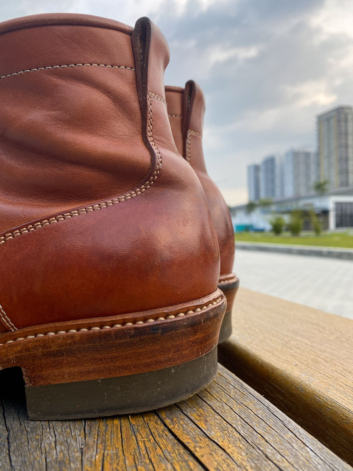 Photo by mk_alexchong on May 14, 2024 of the Flame Panda Monkey Boot in Tochigi Natural Cowhide & Maryam Natural Horsebutt.