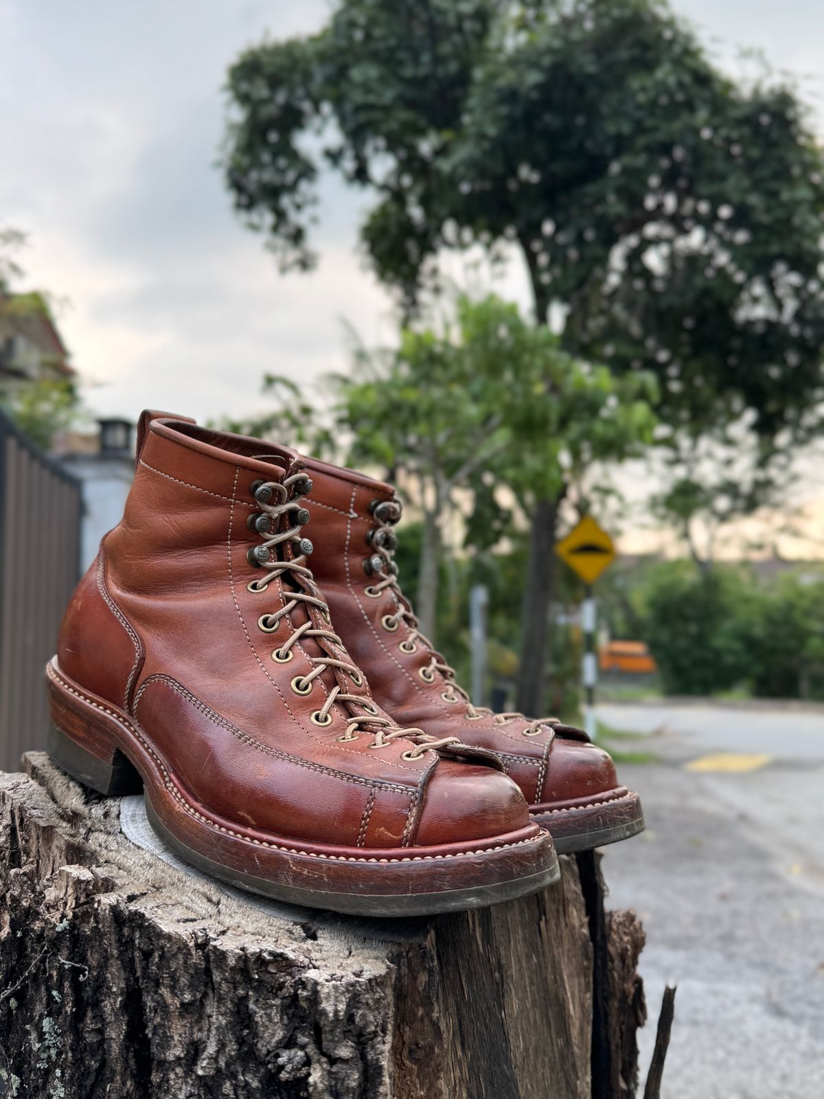 Photo by mk_alexchong on April 29, 2025 of the Flame Panda Monkey Boot in Tochigi Natural Cowhide & Maryam Natural Horsebutt.
