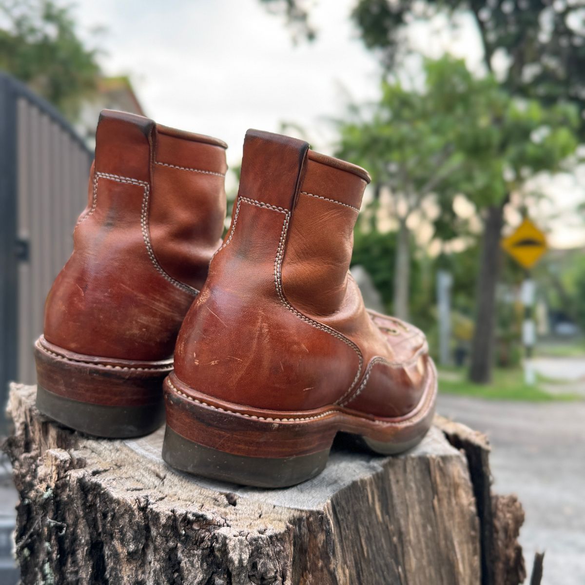 Photo by mk_alexchong on April 29, 2025 of the Flame Panda Monkey Boot in Tochigi Natural Cowhide & Maryam Natural Horsebutt.
