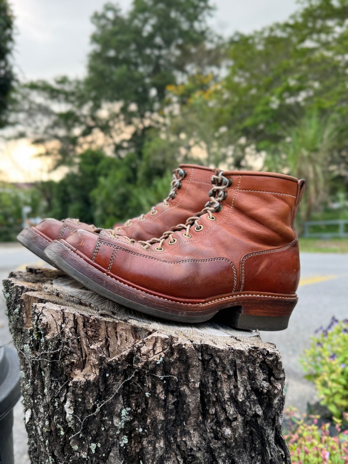 Photo by mk_alexchong on April 29, 2025 of the Flame Panda Monkey Boot in Tochigi Natural Cowhide & Maryam Natural Horsebutt.