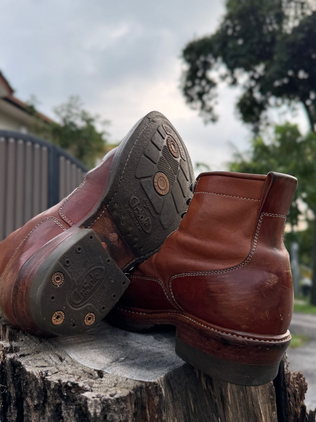 Photo by mk_alexchong on April 29, 2025 of the Flame Panda Monkey Boot in Tochigi Natural Cowhide & Maryam Natural Horsebutt.