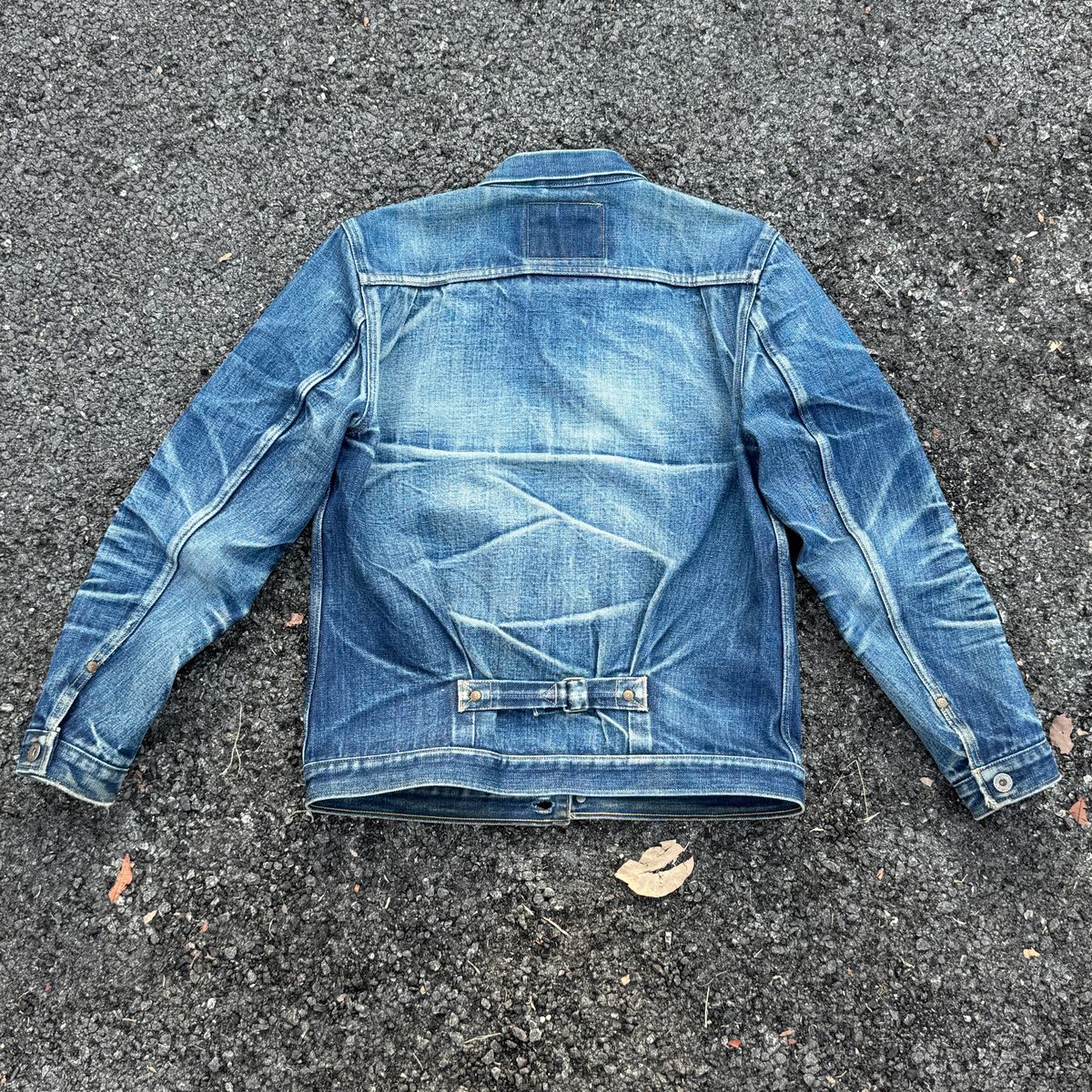 Photo by mk_alexchong on June 12, 2025 of the Big John XX601 in 15.8oz Natural indigo 5 Continents Cotton.
