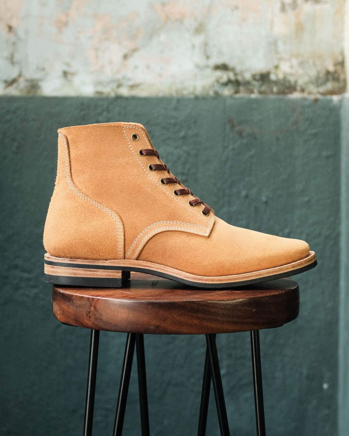 Photo by hiimhoan on April 17, 2025 of the Akito Boondockers in Horween Natural Latigo Roughout.