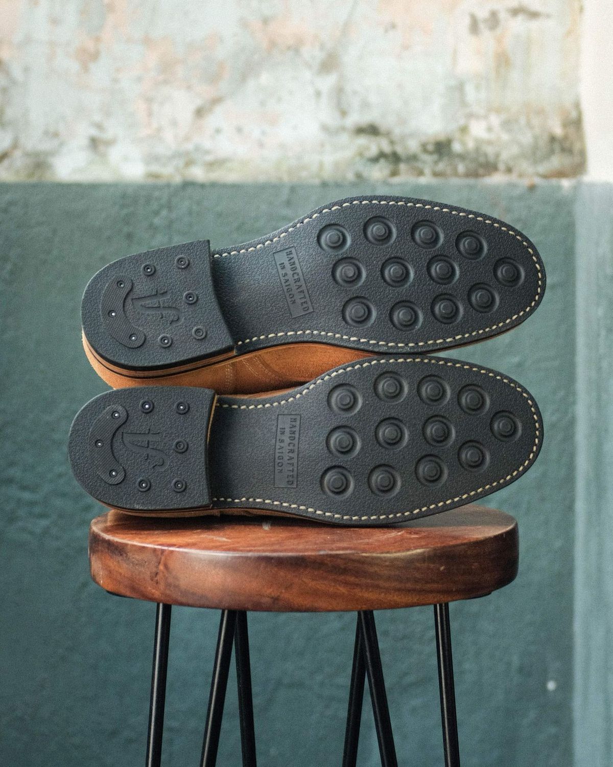 Photo by hiimhoan on April 17, 2025 of the Akito Boondockers in Horween Natural Latigo Roughout.