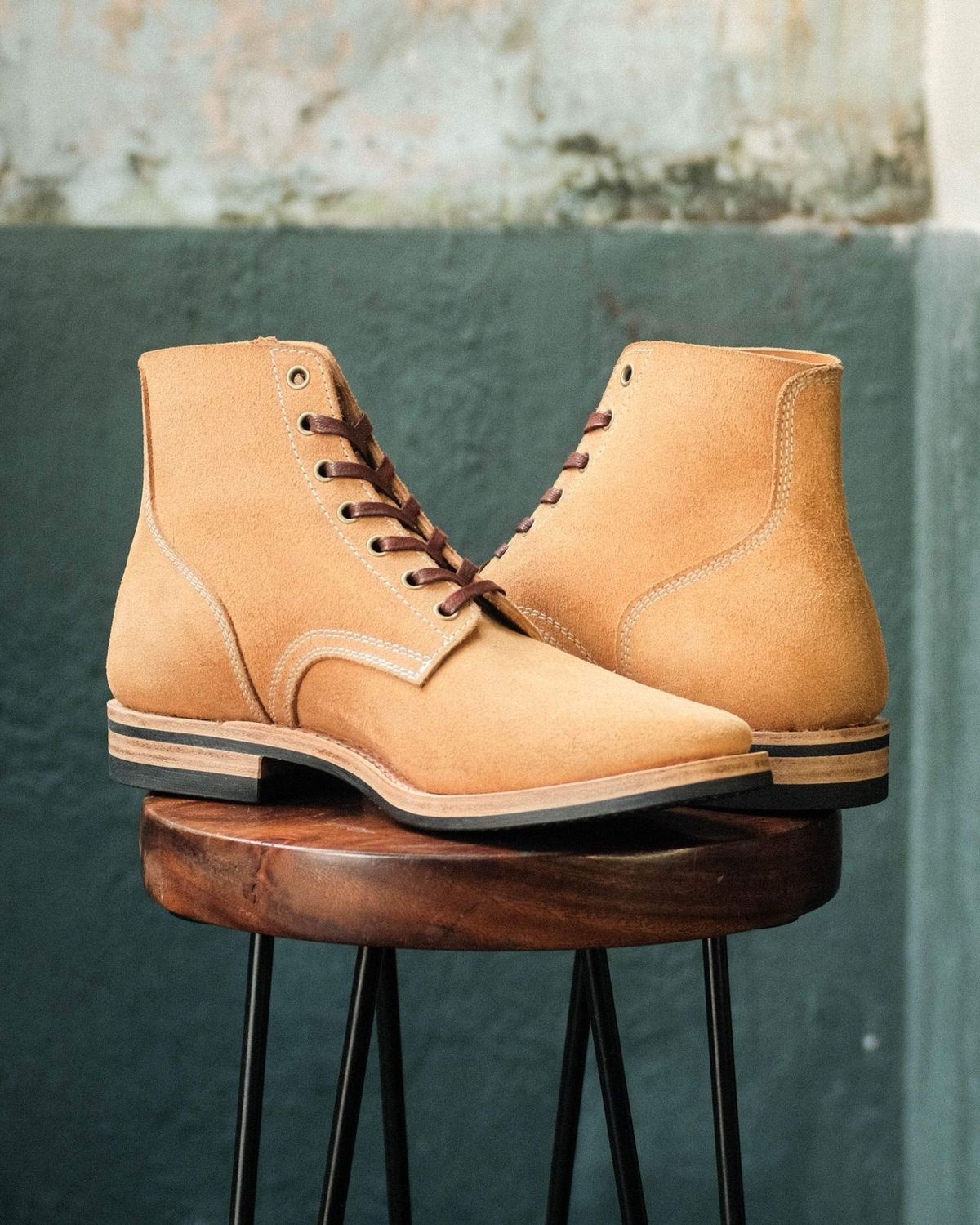 Photo by hiimhoan on April 17, 2025 of the Akito Boondockers in Horween Natural Latigo Roughout.