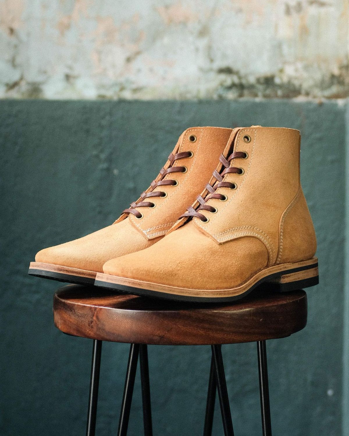Photo by hiimhoan on April 17, 2025 of the Akito Boondockers in Horween Natural Latigo Roughout.