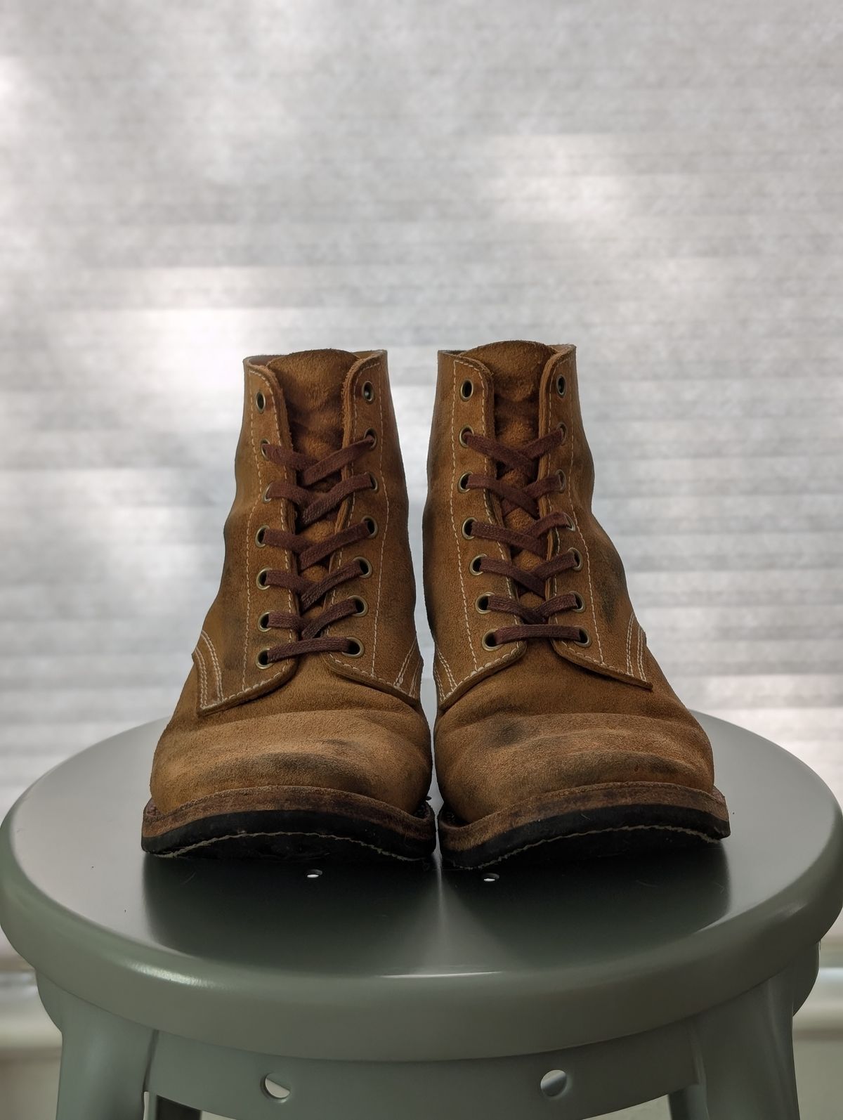 Photo by hiimhoan on January 2, 2026 of the Akito Boondockers in Horween Natural Latigo Roughout.