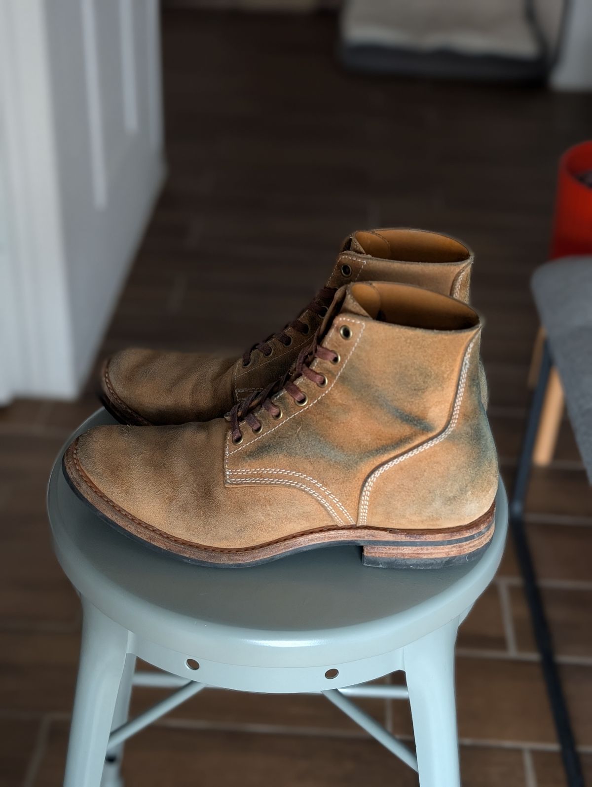 Photo by hiimhoan on February 3, 2026 of the Akito Boondockers in Horween Natural Latigo Roughout.