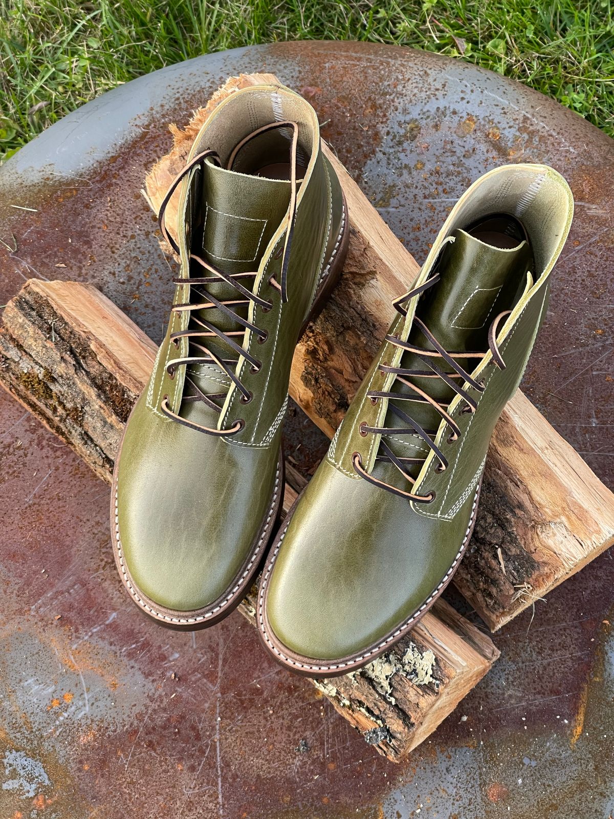 Photo by jononono on October 1, 2022 of the John Lofgren M-43 Service Shoes in Shinki Olive Shrunken Horsebutt.