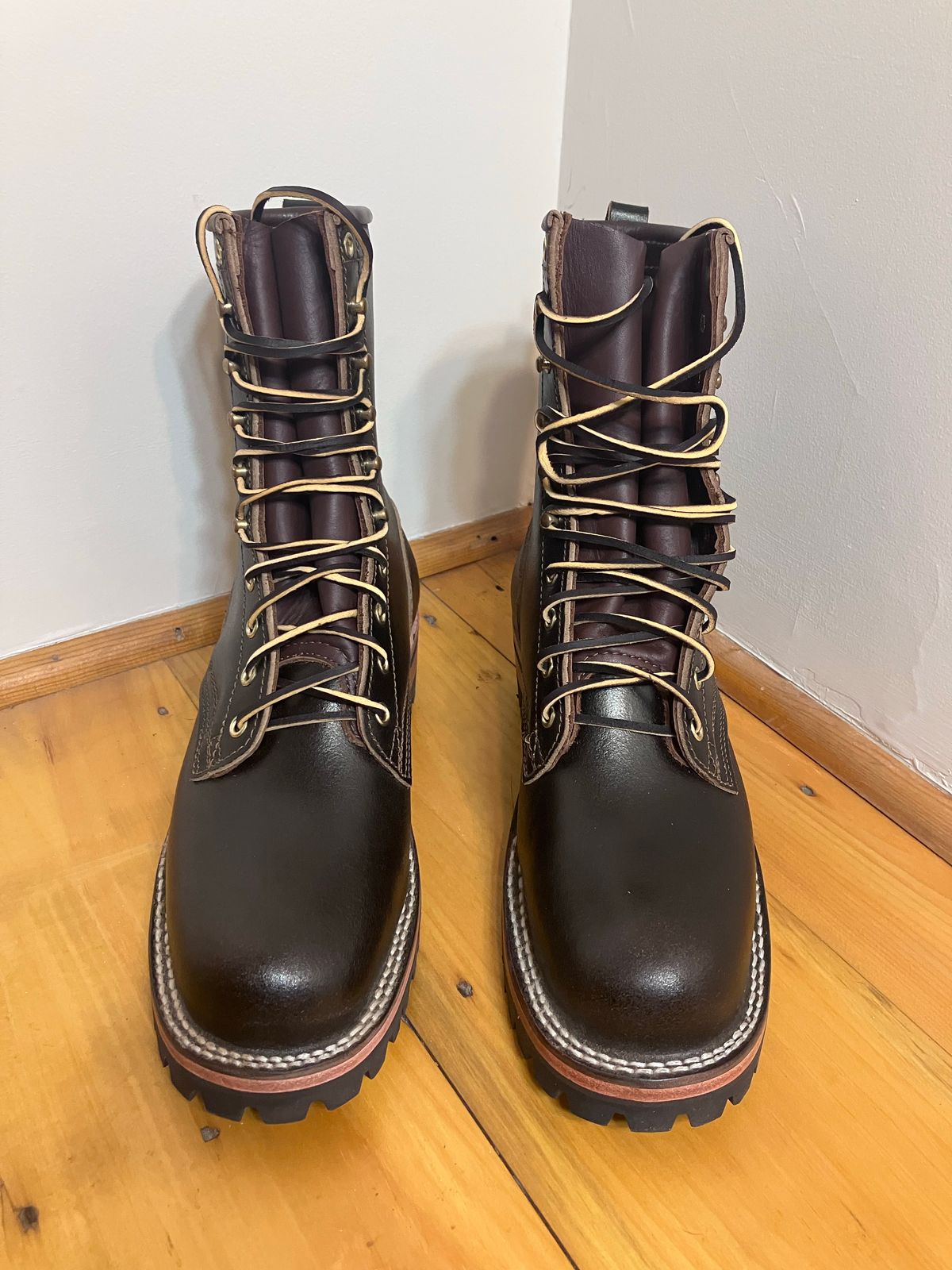 Photo by todd_ted on October 1, 2022 of the Nicks Urban Logger in Horween Brown Waxed Flesh.